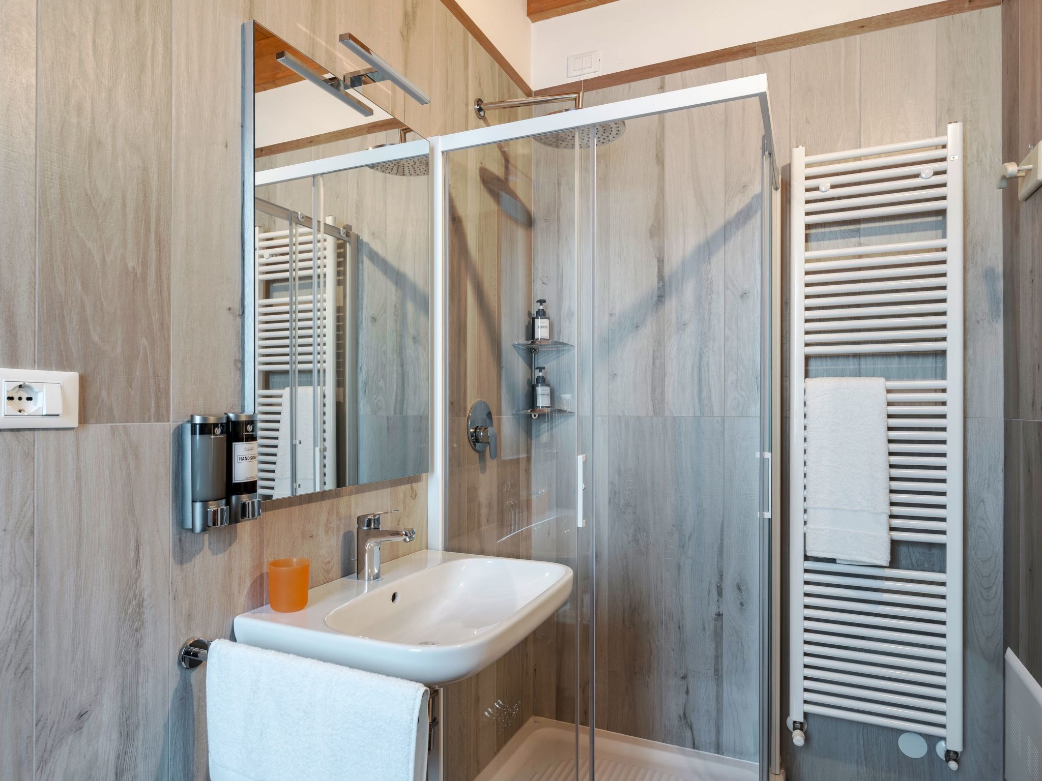 Zweizimmerwohnung mit Doppelbett und zwei Schlafsofas-Image-tags.info