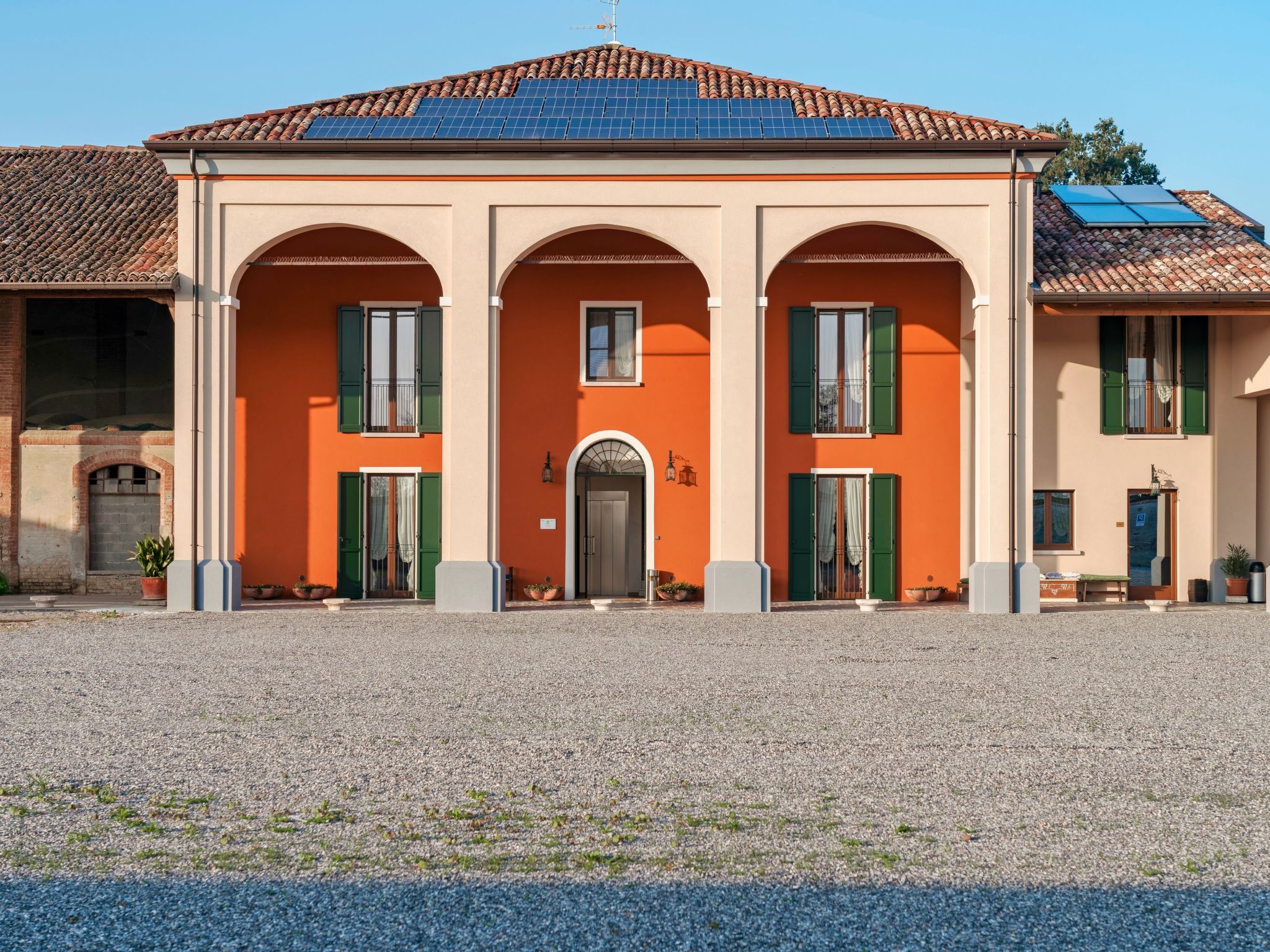 Zweizimmerwohnung mit Doppelbett und zwei Schlafsofas-Image-tags.info