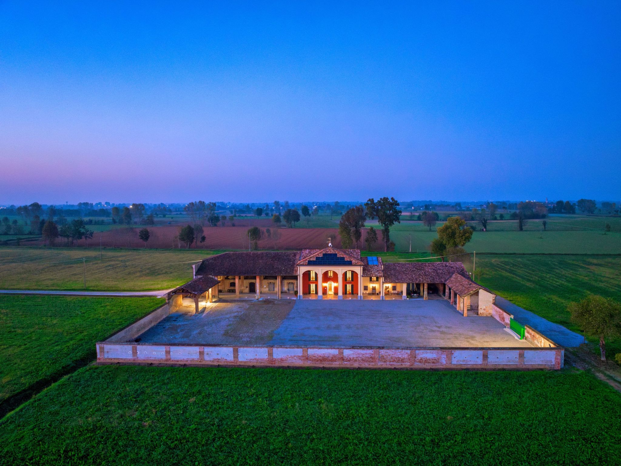 Zweizimmerwohnung mit Doppelbett und zwei Schlafsofas-Image-tags.info