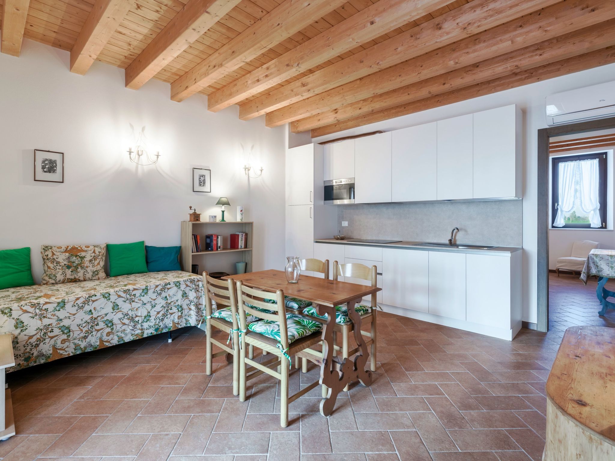 Zweizimmerwohnung mit Doppelbett und zwei Schlafsofas