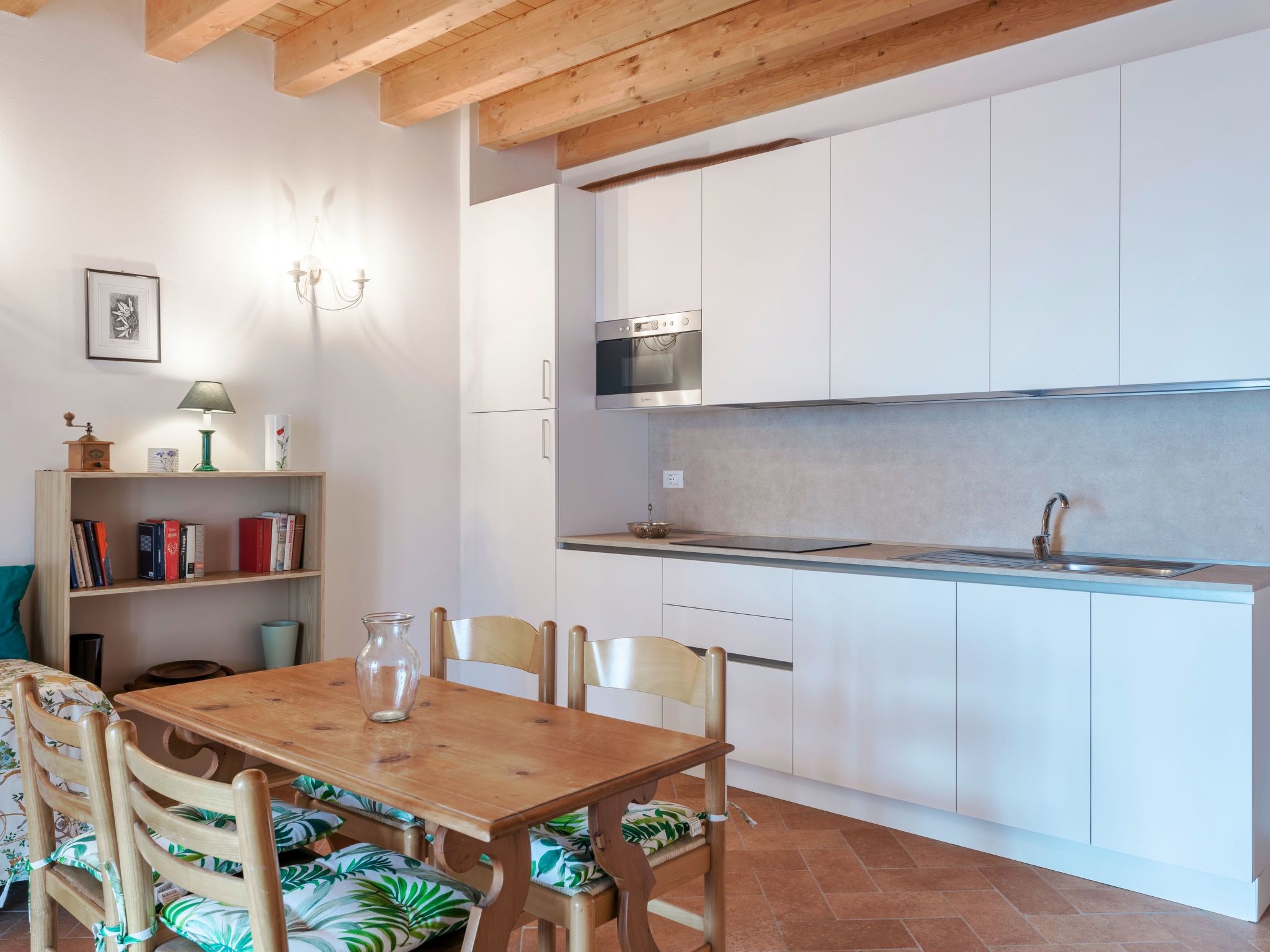 Zweizimmerwohnung mit Doppelbett und zwei Schlafsofas