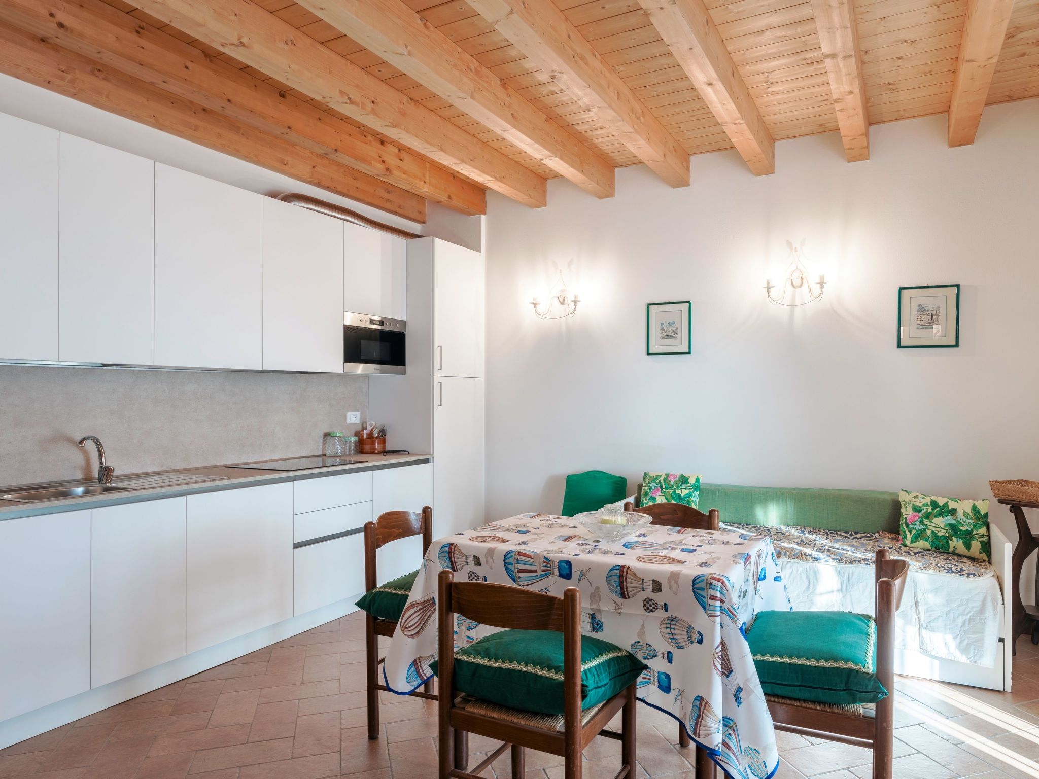 Zweizimmerwohnung mit Doppelbett und zwei Schlafsofas-Image-tags.info