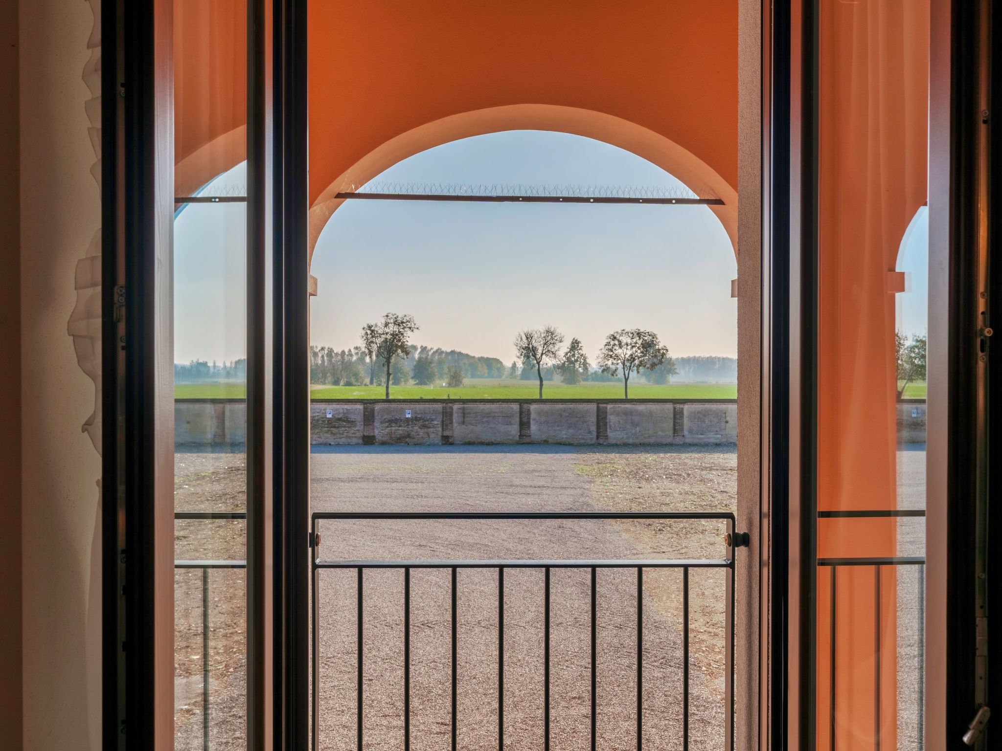 Zweizimmerwohnung mit Doppelbett und zwei Schlafsofas-Image-tags.info