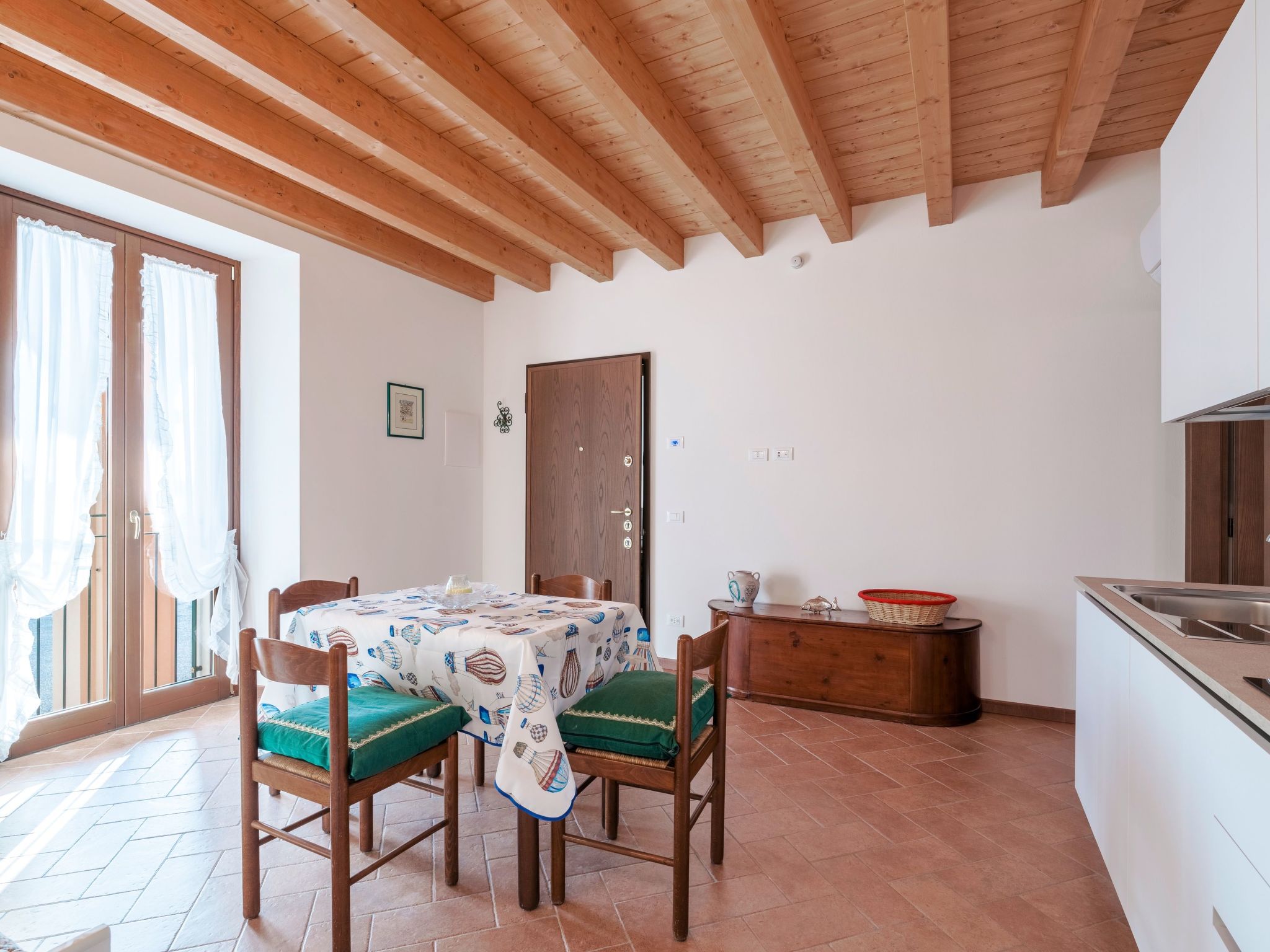 Zweizimmerwohnung mit Doppelbett und zwei Schlafsofas-Image-tags.info