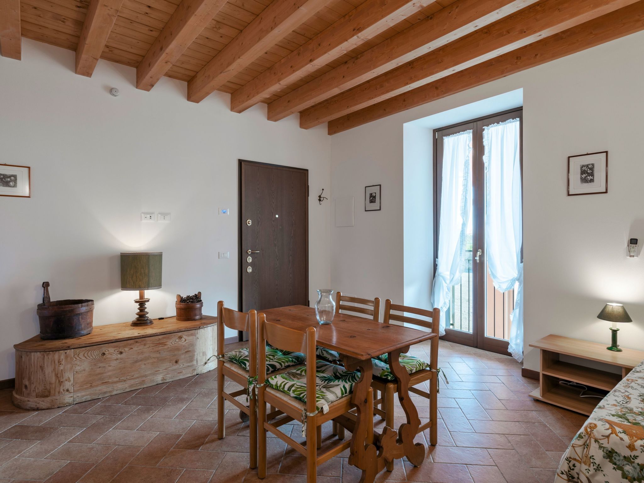 Zweizimmerwohnung mit Doppelbett und zwei Schlafsofas-Image-tags.info