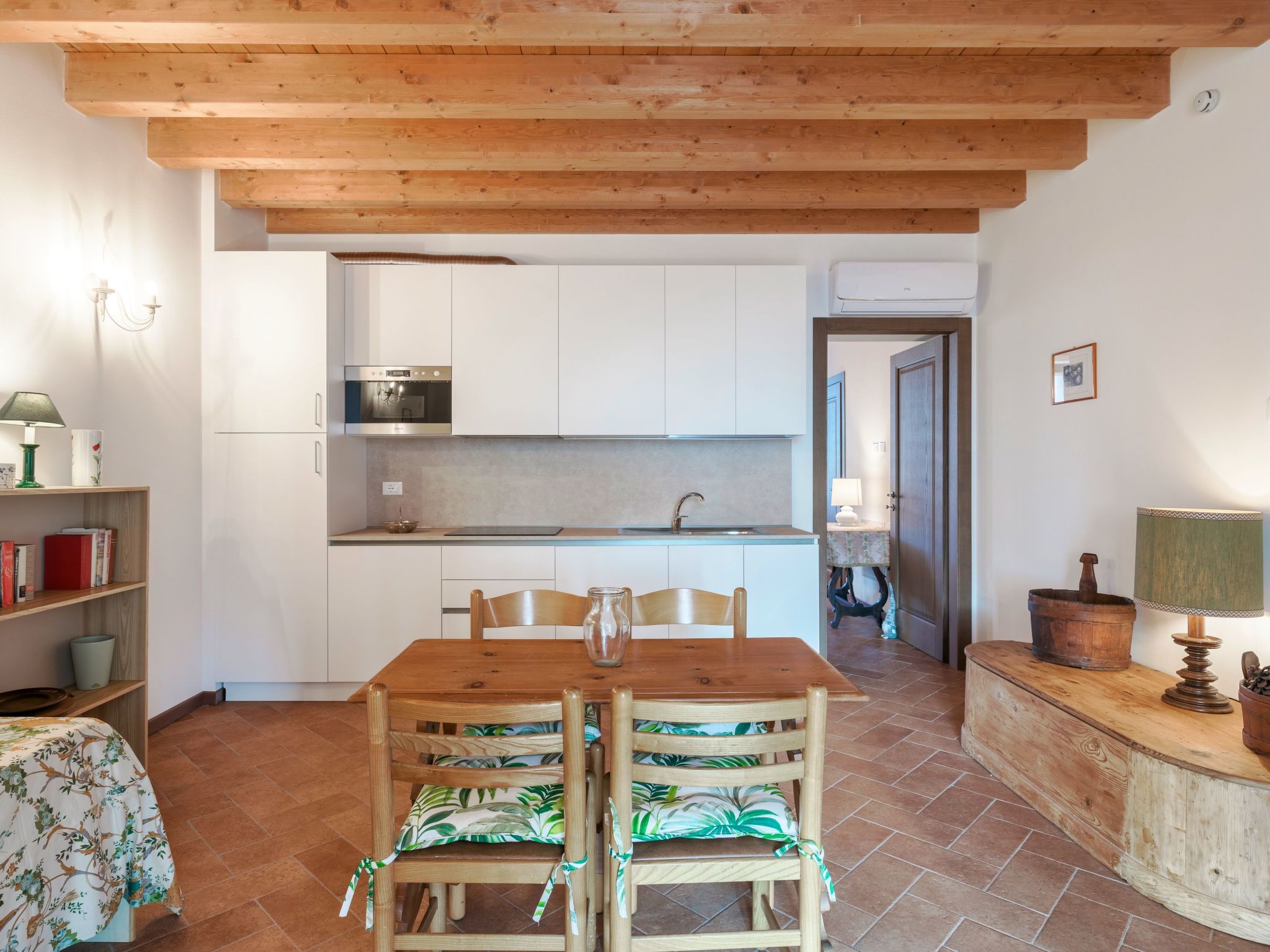 Zweizimmerwohnung mit Doppelbett und zwei Schlafsofas-Image-tags.info