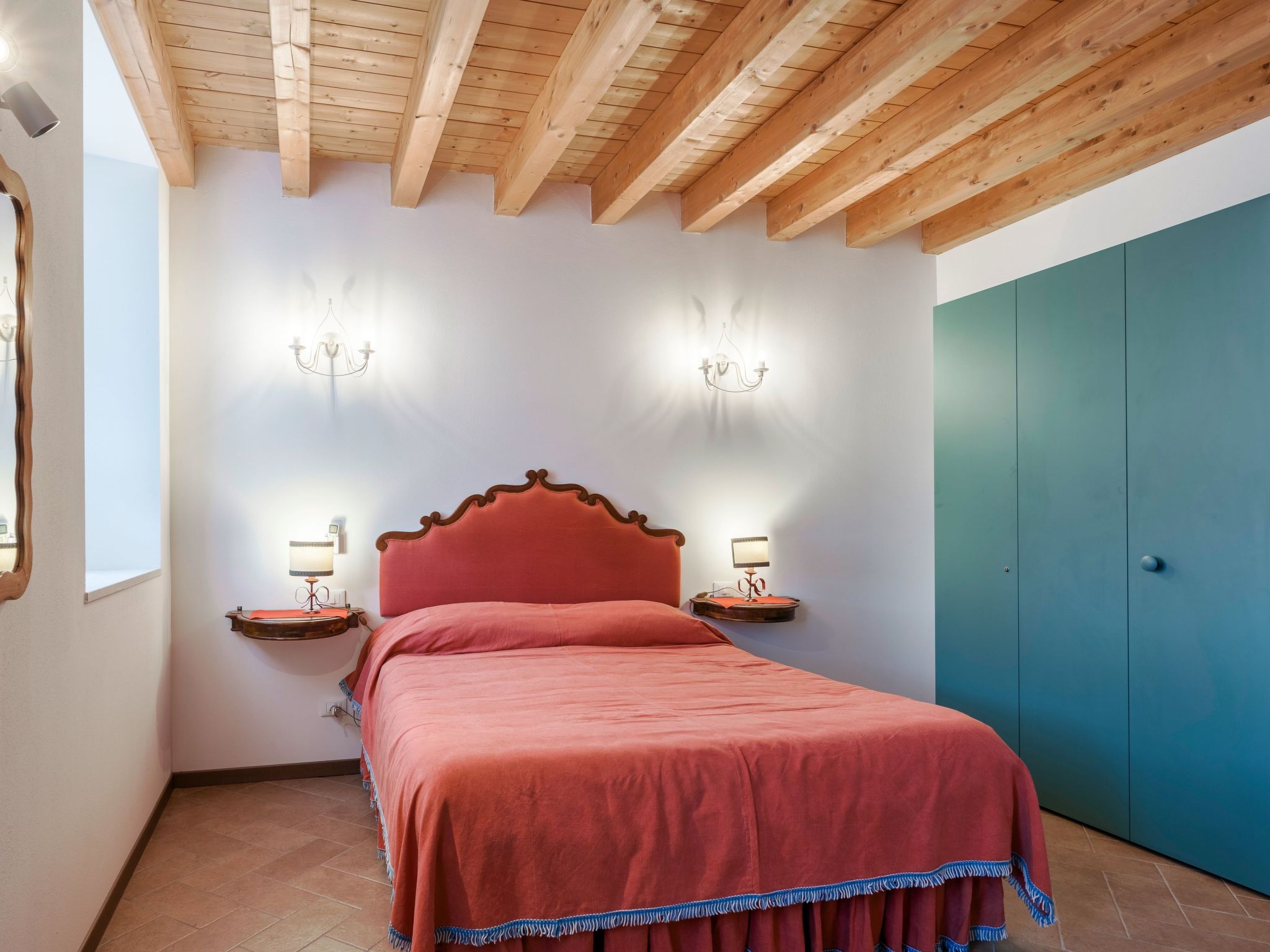 Zweizimmerwohnung mit Doppelbett und zwei Schlafsofas-Image-tags.info