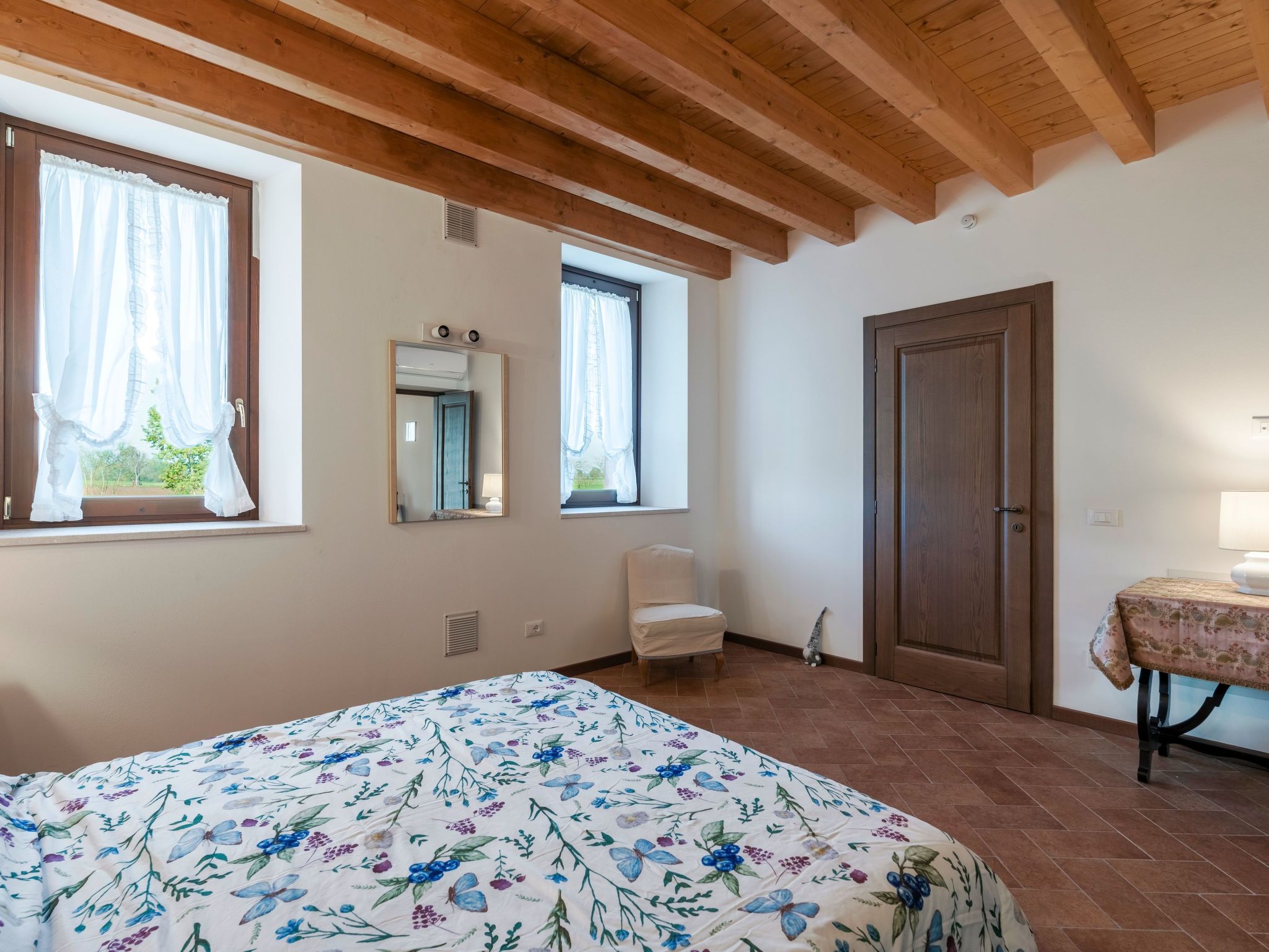 Zweizimmerwohnung mit Doppelbett und zwei Schlafsofas-Image-tags.info