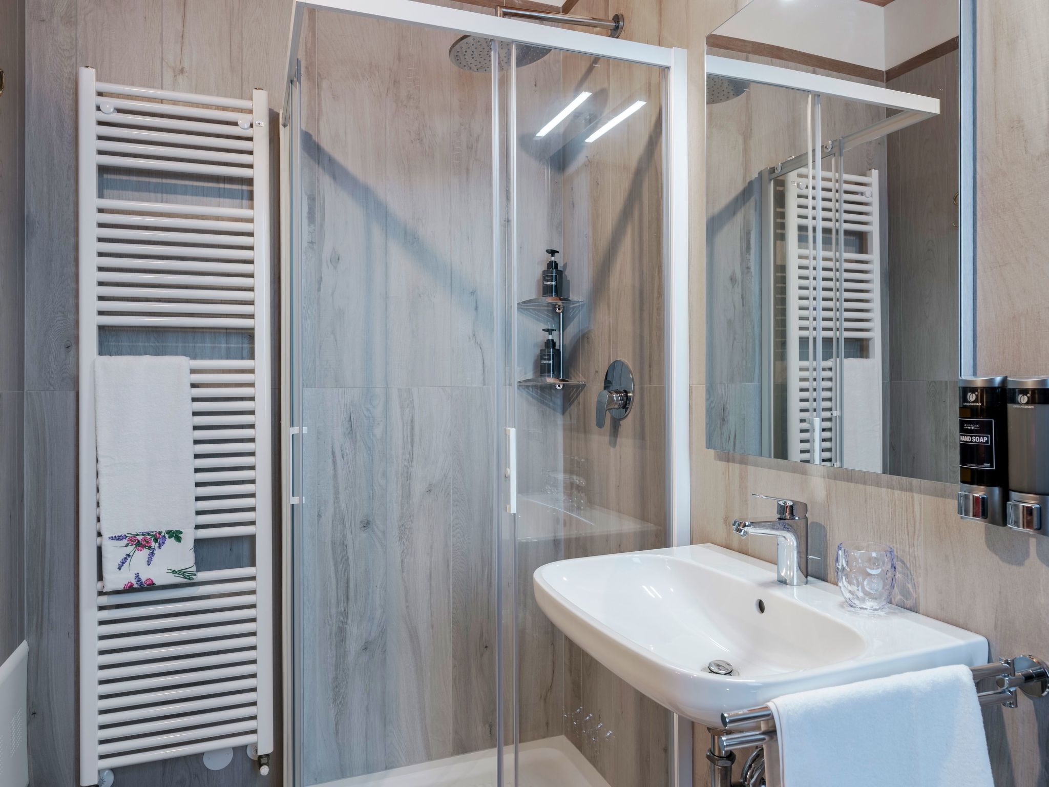 Zweizimmerwohnung mit Doppelbett und zwei Schlafsofas-Image-tags.info