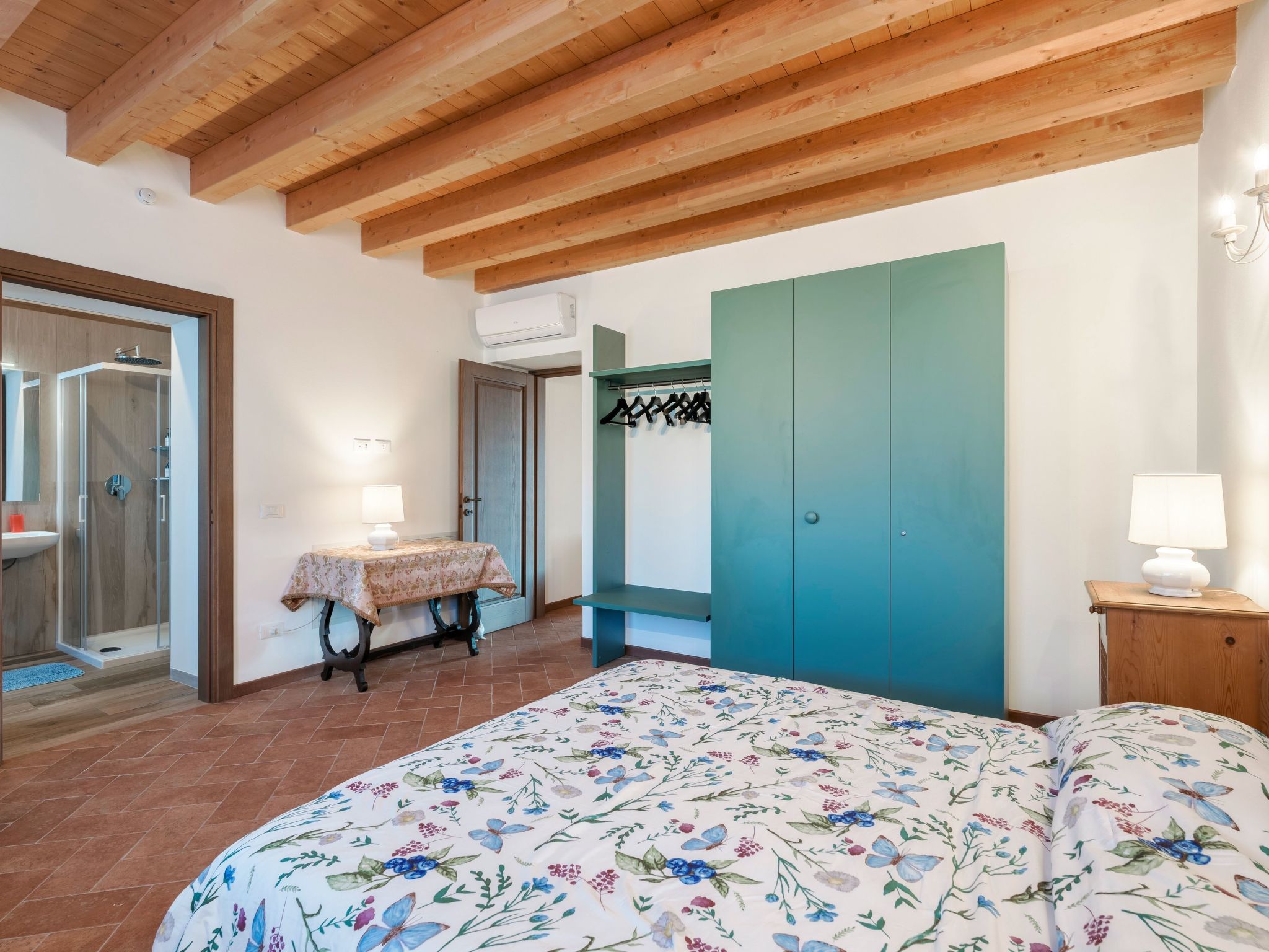 Zweizimmerwohnung mit Doppelbett und zwei Schlafsofas-Image-tags.info