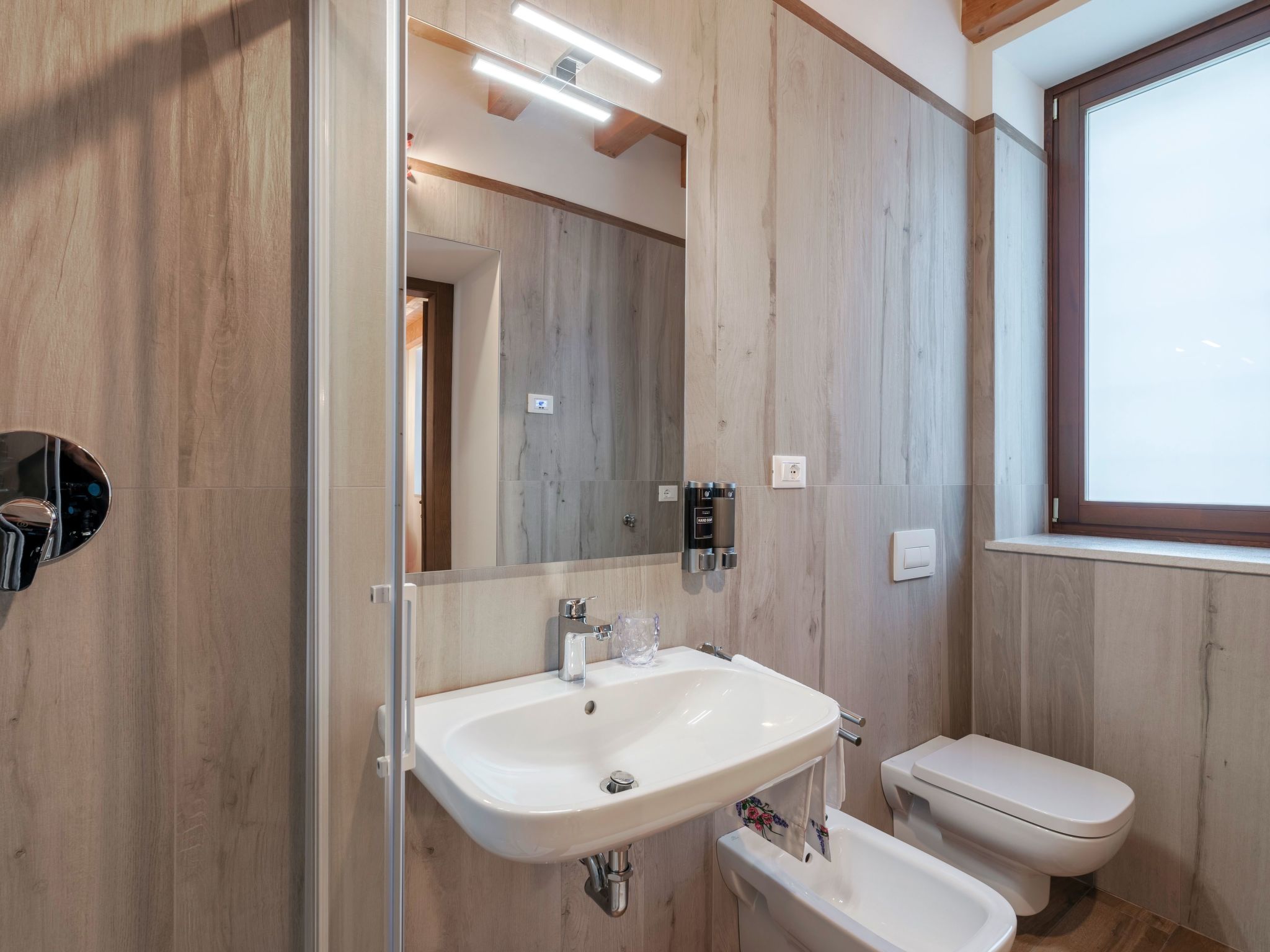 Zweizimmerwohnung mit Doppelbett und zwei Schlafsofas-Image-tags.info