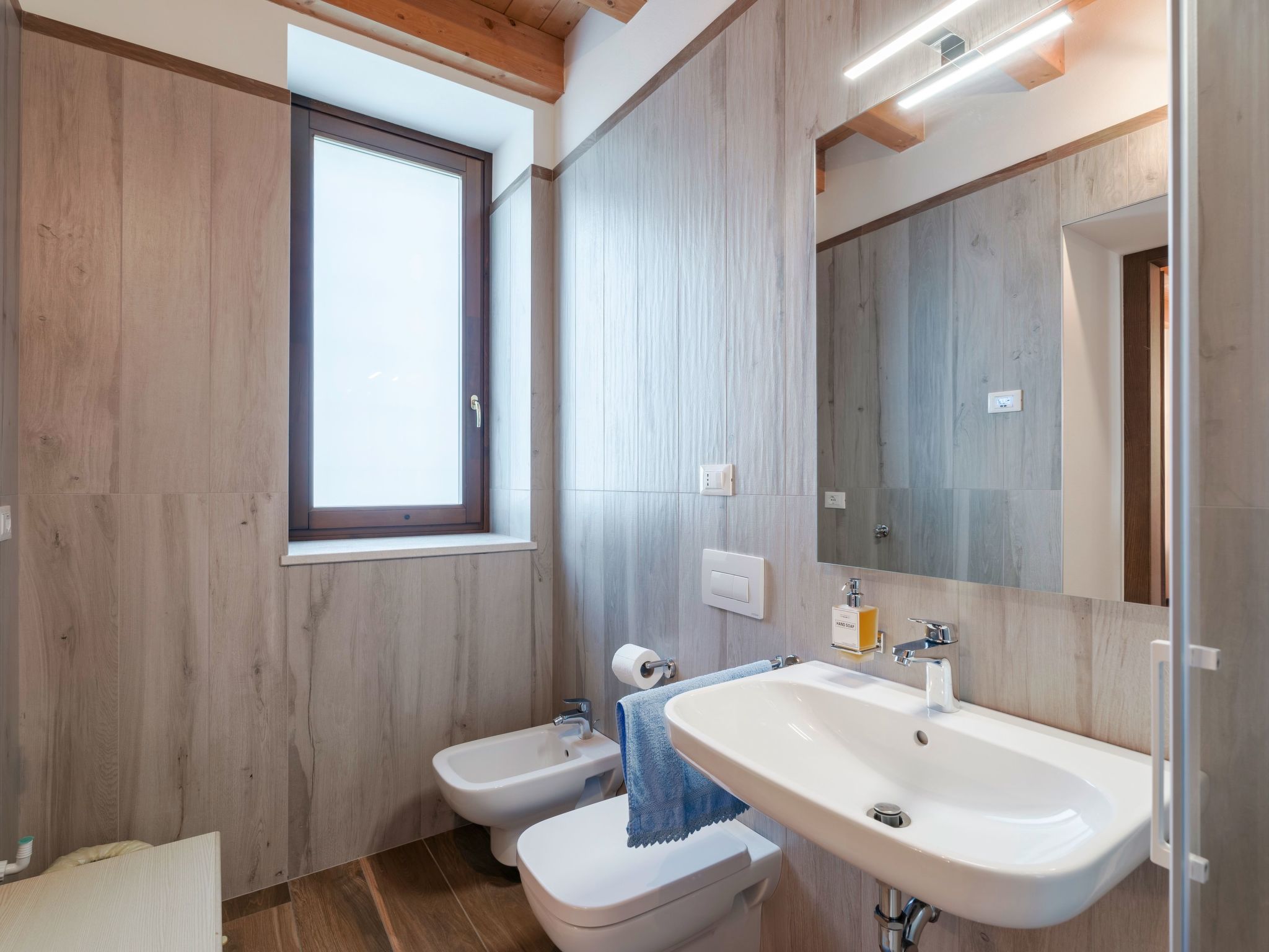 Zweizimmerwohnung mit Doppelbett und zwei Schlafsofas-Image-tags.info