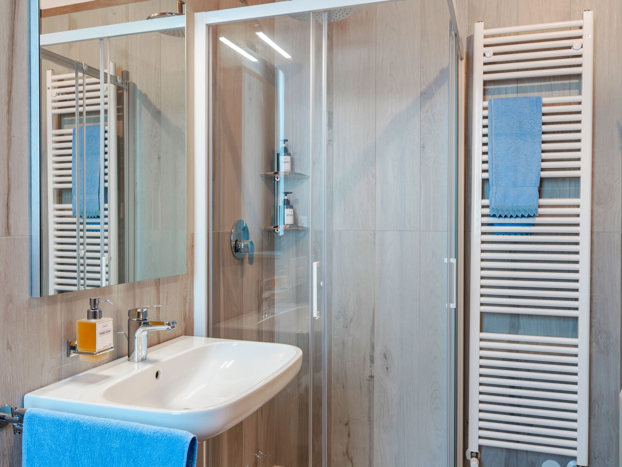 Zweizimmerwohnung mit Doppelbett und zwei Schlafsofas-Image-tags.info