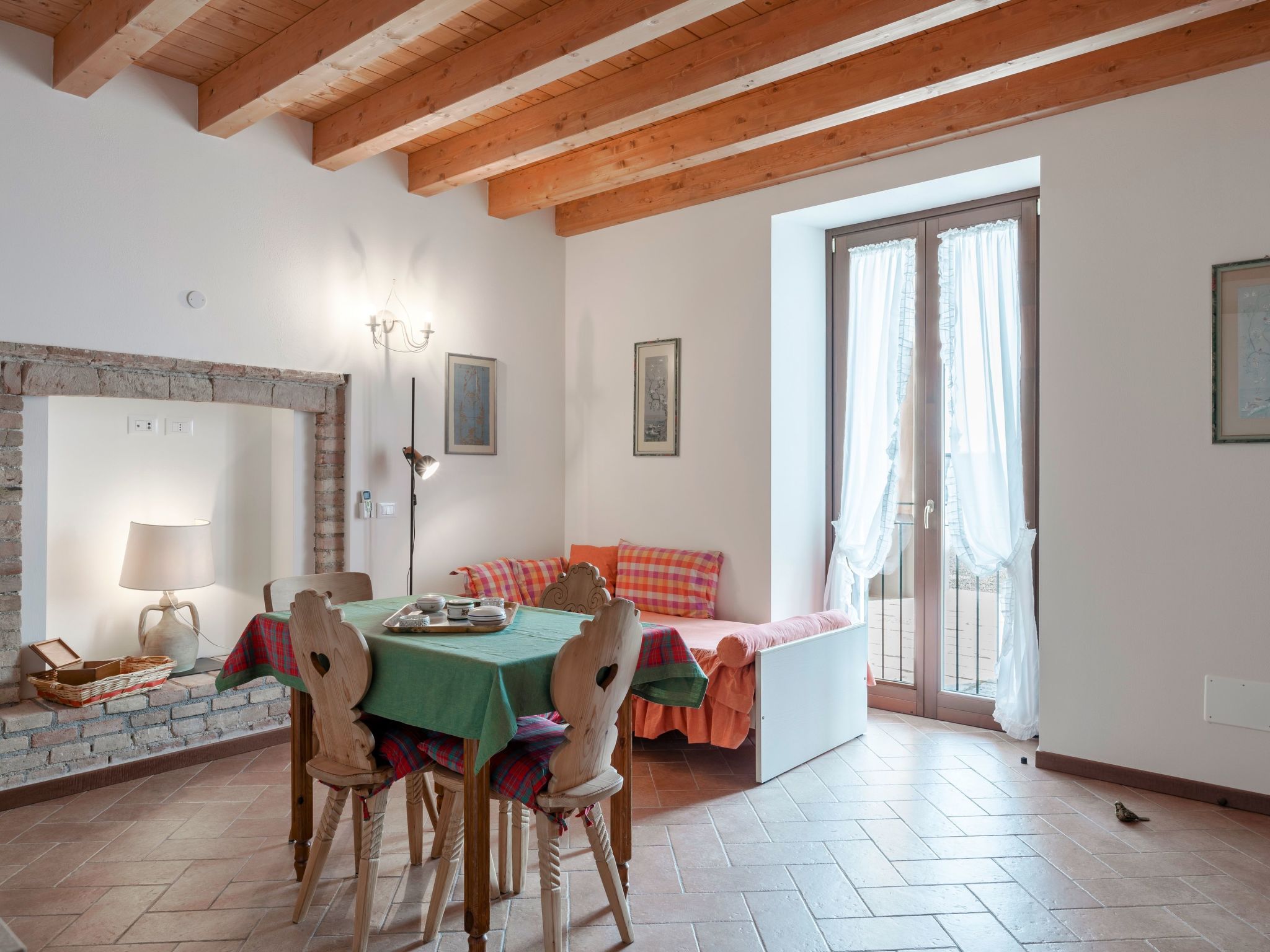 Zweizimmerwohnung mit zwei Einzelbetten und Schlafsofa