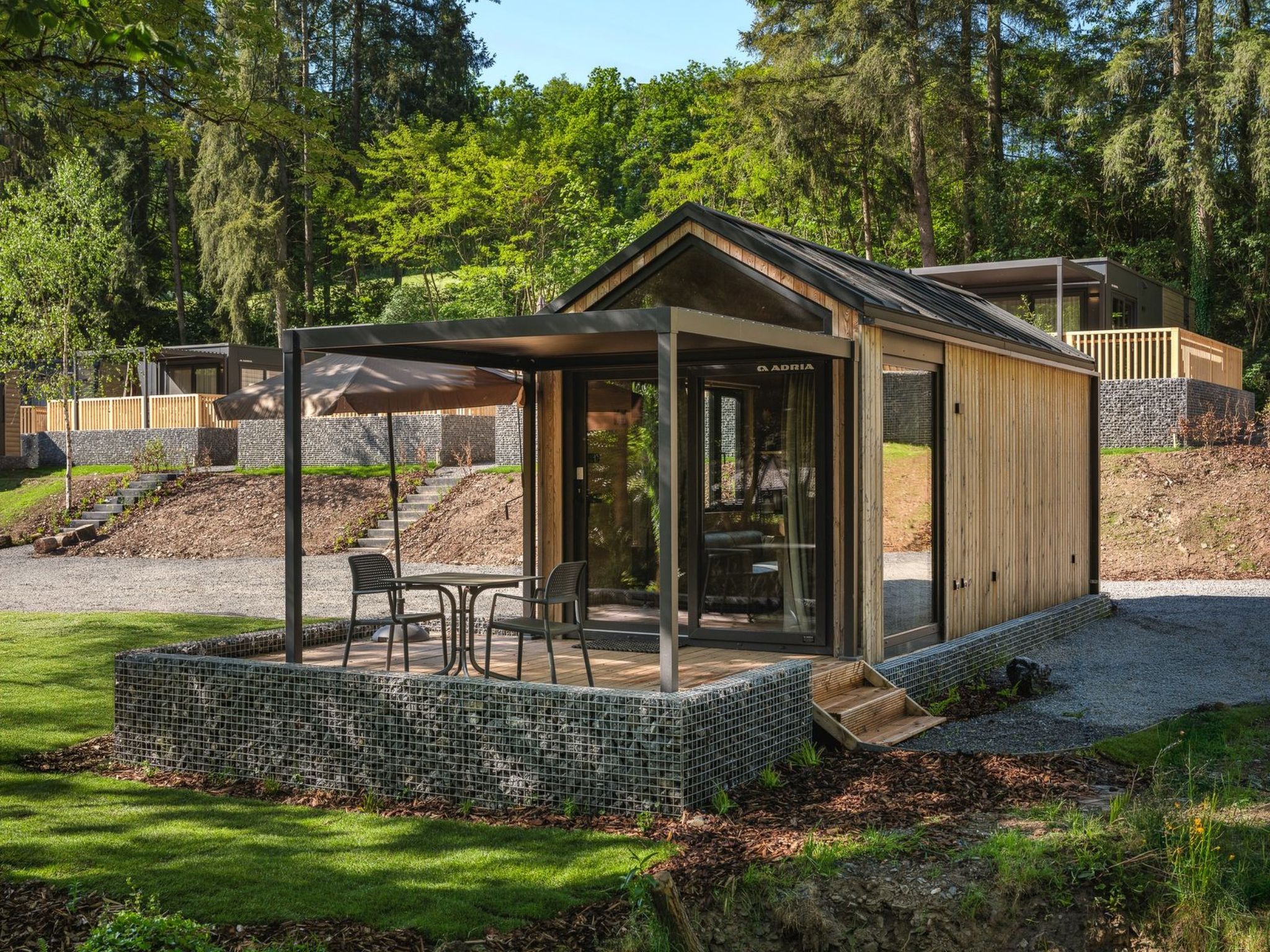 "Resort Walsdorf - Tiny Loft", chalet 1-kamer 20 m2. Het objekt is geschikt voor 2 volwassenen. 1 kamer met 1 2-pers bed en TV. Keuken (afwasmachine, 4 inductiekookplaten, magnetron, diepvriezer, elek..