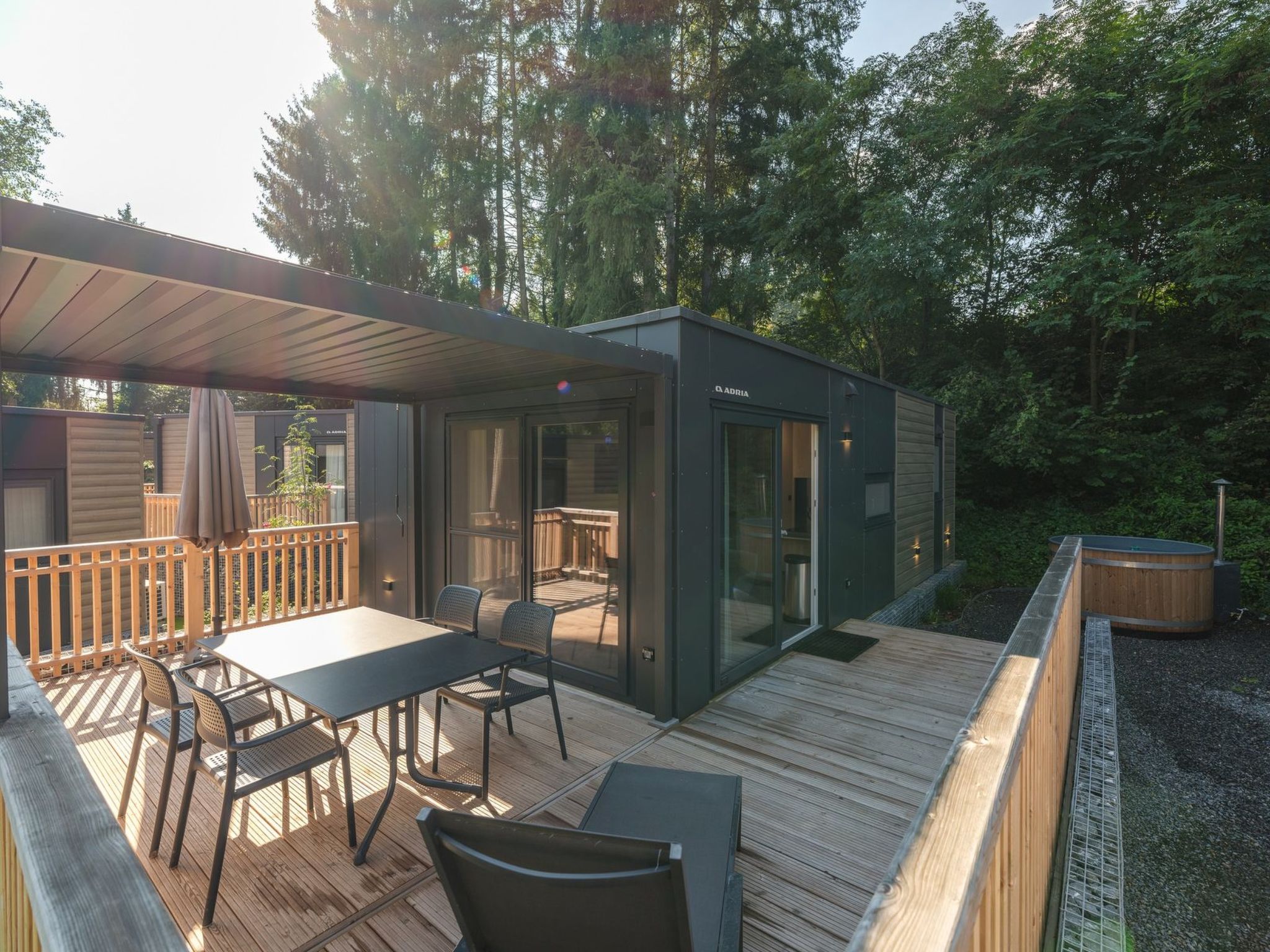 "Resort Walsdorf - Moezel Lodge hottub", chalet 2-kamers 30 m2, op de begane grond. Het objekt is geschikt voor 2 volwassenen + 2 kinderen. 1 kamer met 1 2-pers bed en TV. 1 kamer met 2 bedden. Keuken..