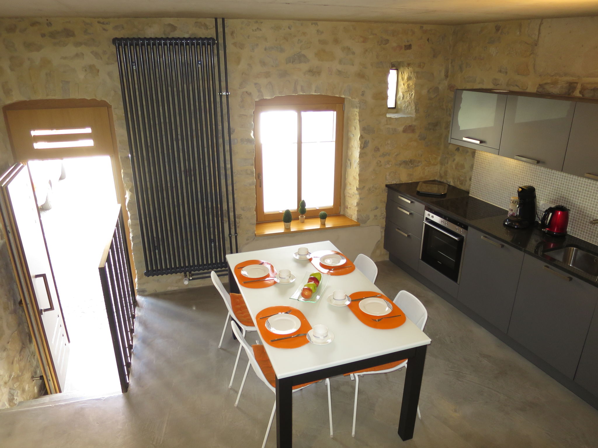 Maison Syr – Cuisine et coin repas, photo 14 sur 26