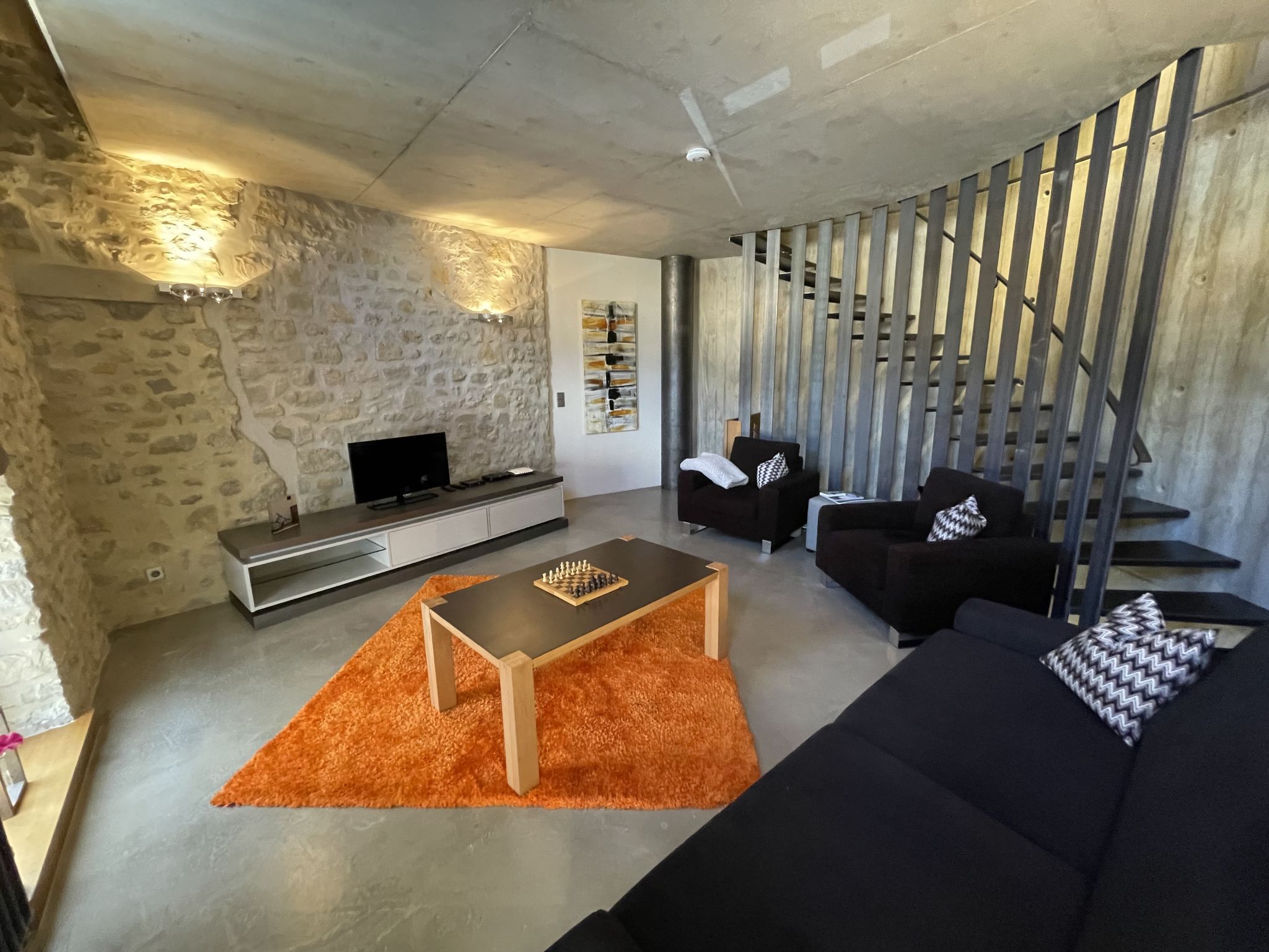 "Syr", huis 3-kamers 65 m2 op 3 verdiepingen. Comfortabel ingericht: open keuken (oven, afwasmachine, 4 inductiekookplaten, broodrooster, waterkoker, elektrische koffiemachine) met eettafel. Aparte WC..