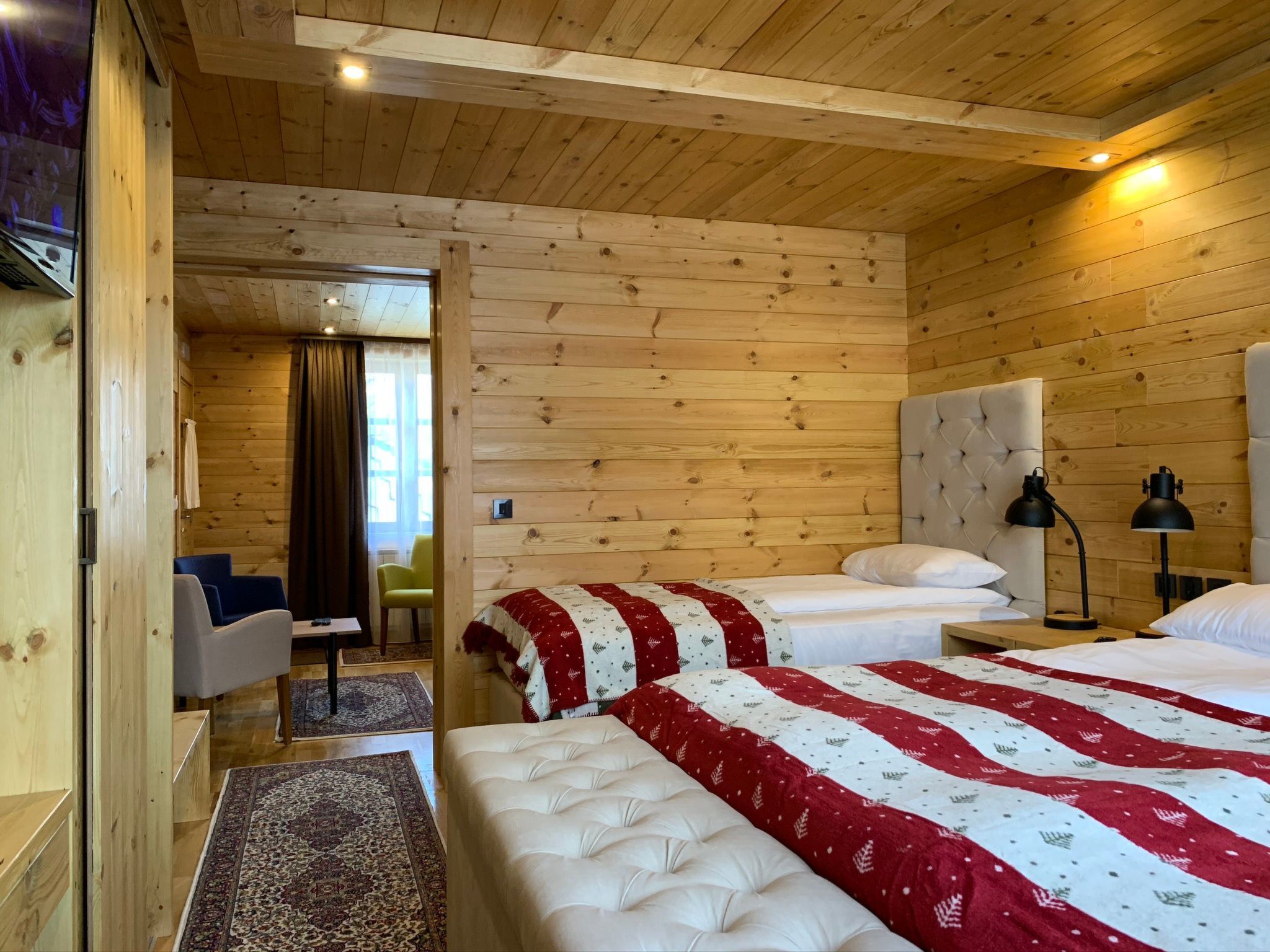 Die Ski-Suite hat ein Schlafzimmer und ein kleines Wohnzimmer ohne Küche.
