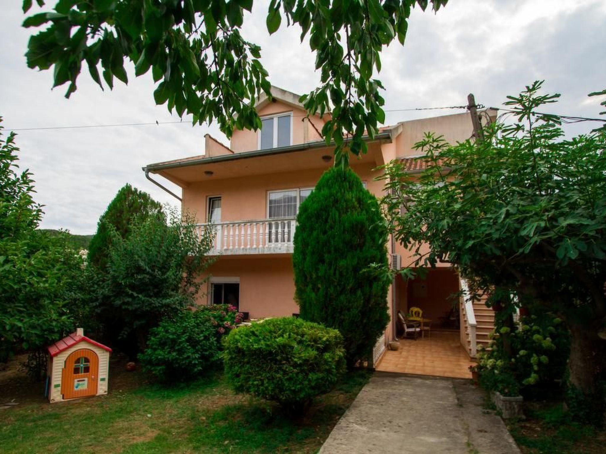 Wohnung in Radanovici mit privatem Parkplatz