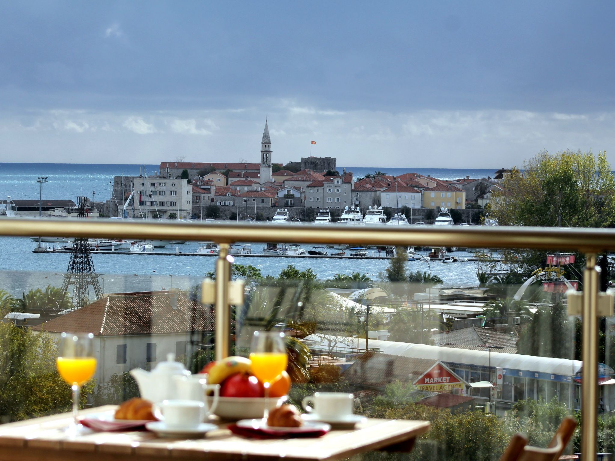 Modern and spacious holiday apartment with a private sea view balcony

This holiday apartment overlooks the bay of Budva and the old town. It is located in the heart of Budva, near the beach, the old ..