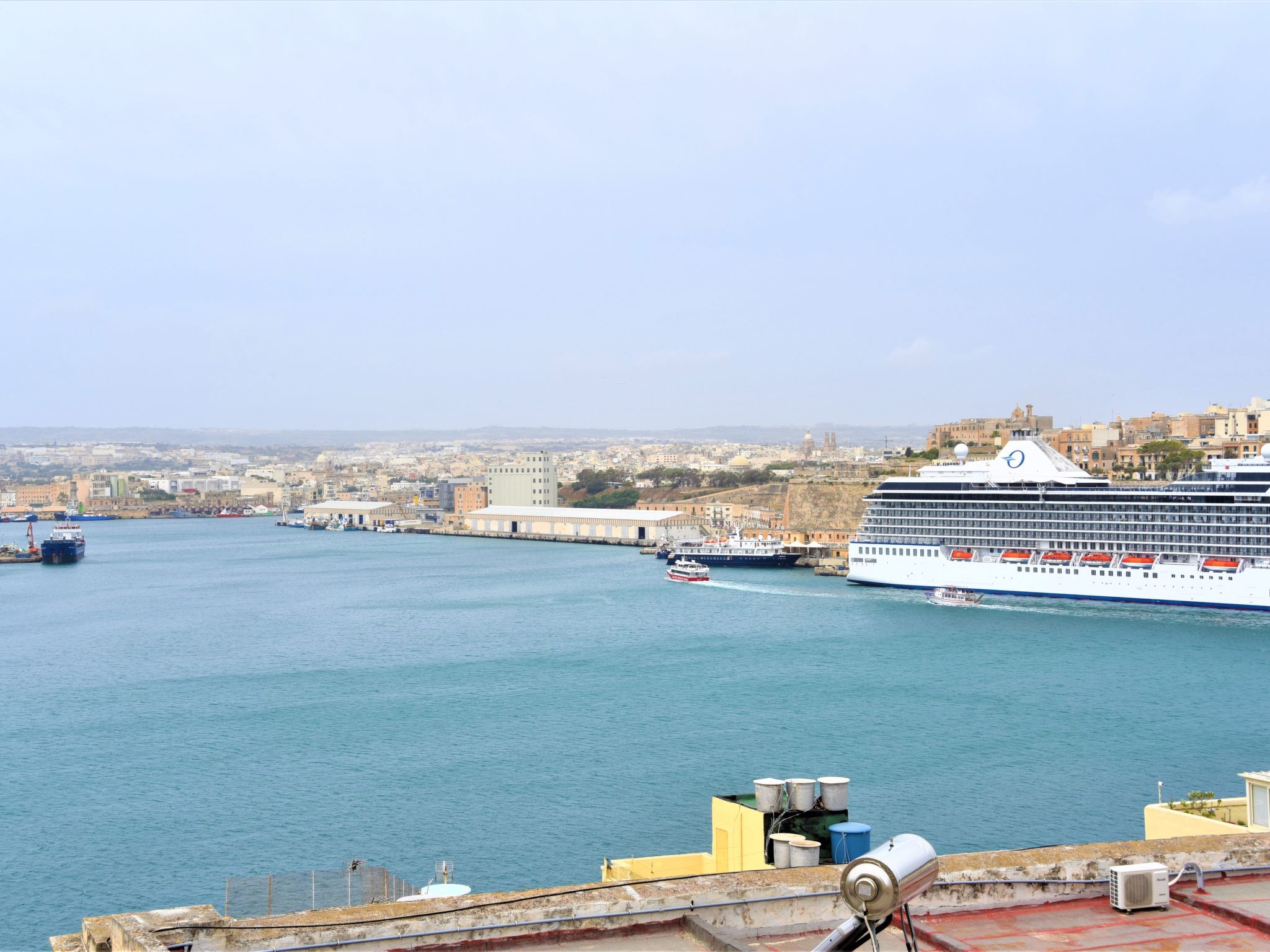 Welcome to your next holiday escape! This charming holiday house in Senglea, Malta, is perfectly designed to accommodate up to 6 persons, offering an ideal retreat for families or a group of friends l..