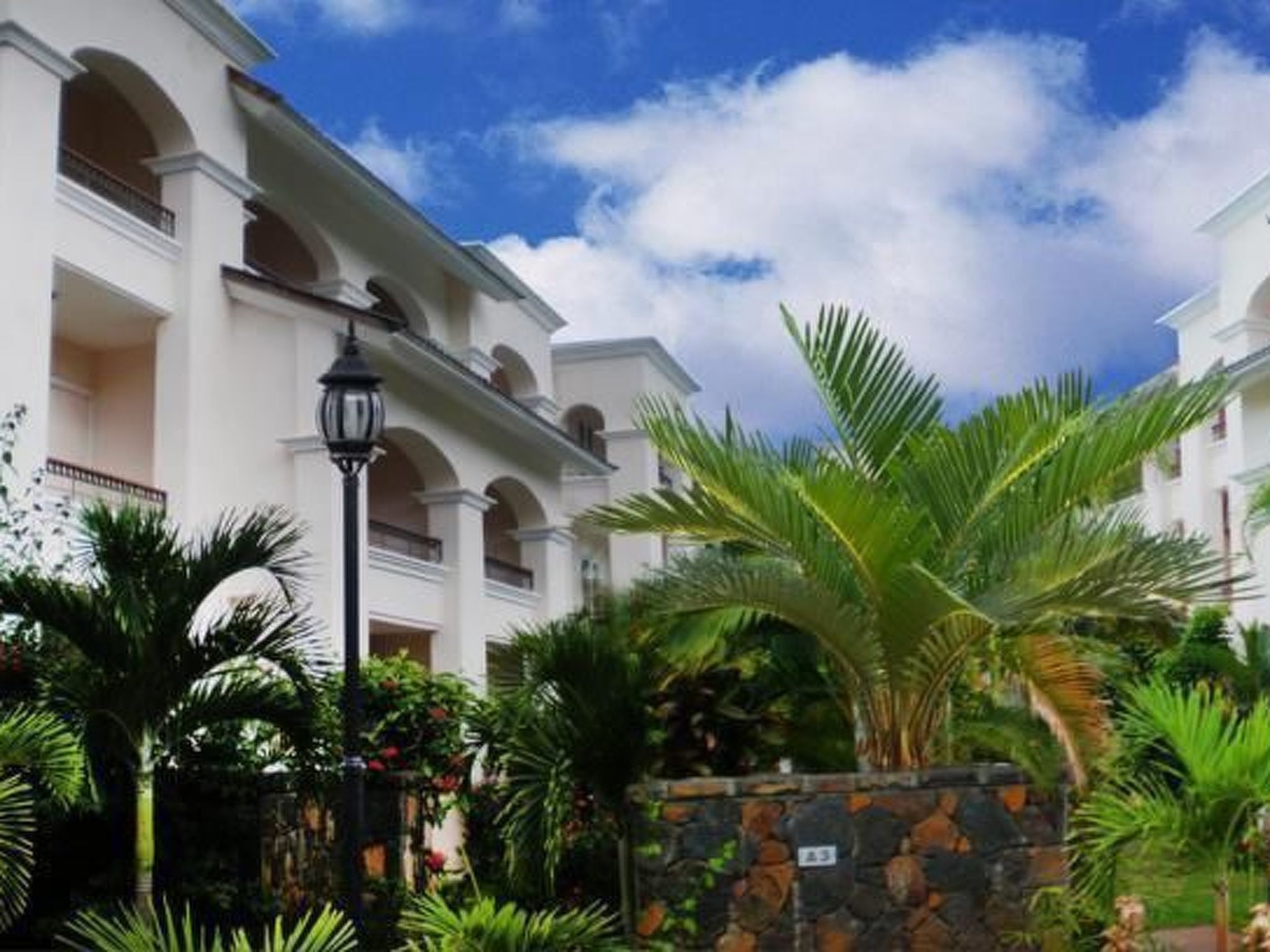 Photo of mit mehreren Balkonen und Terrasse