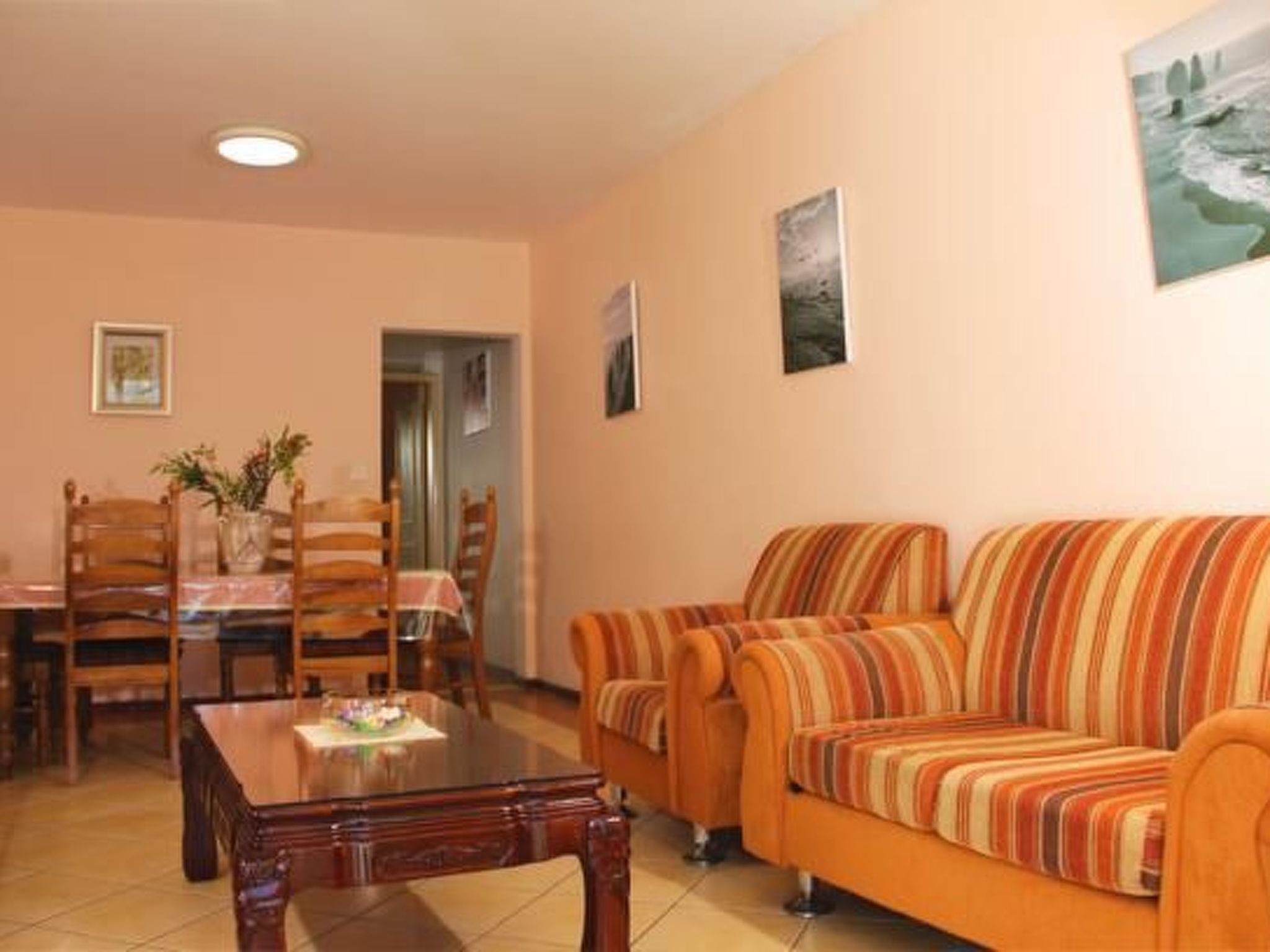 Photo of mit mehreren Balkonen und Terrasse