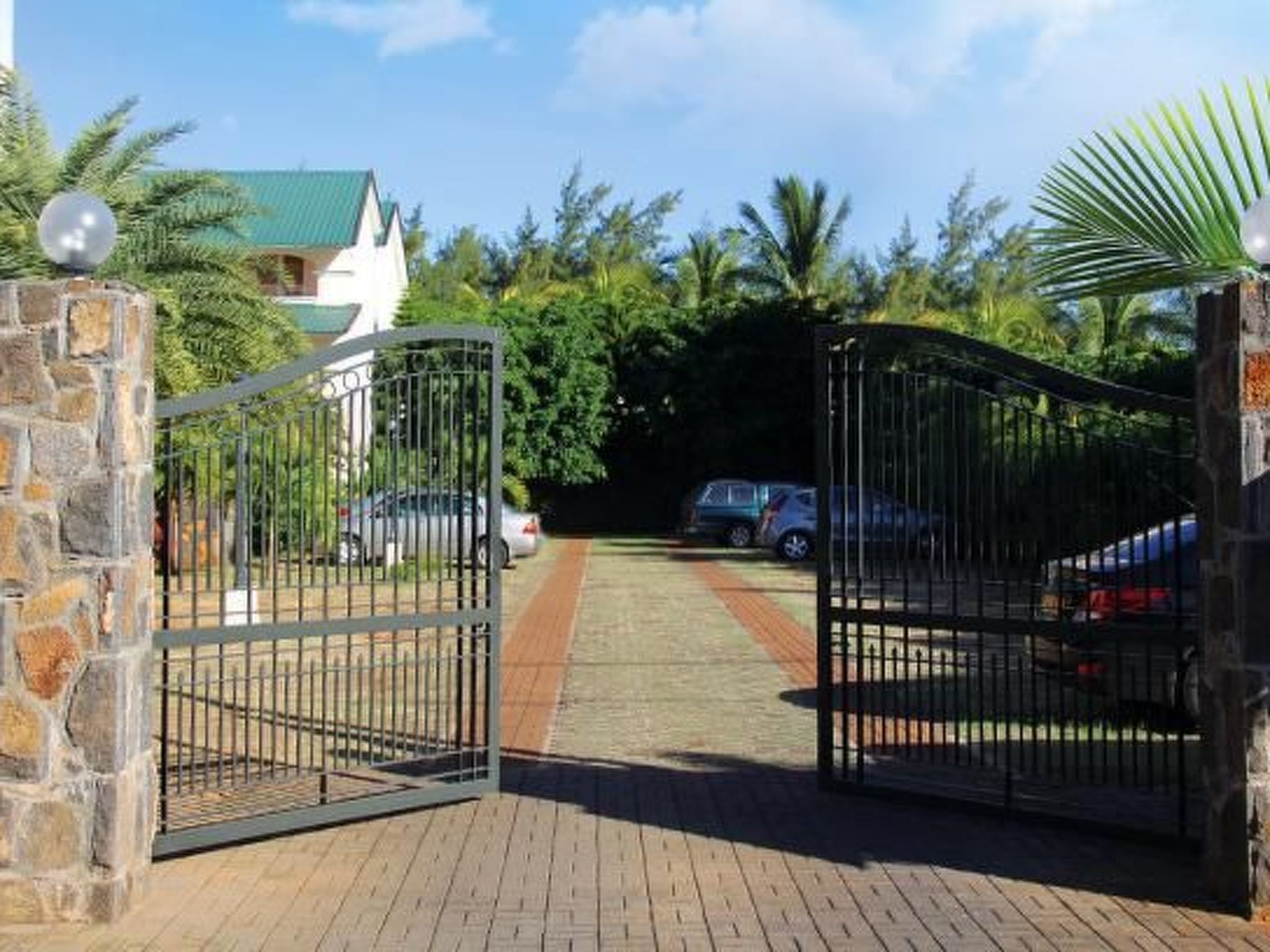 Photo of mit mehreren Balkonen und Terrasse