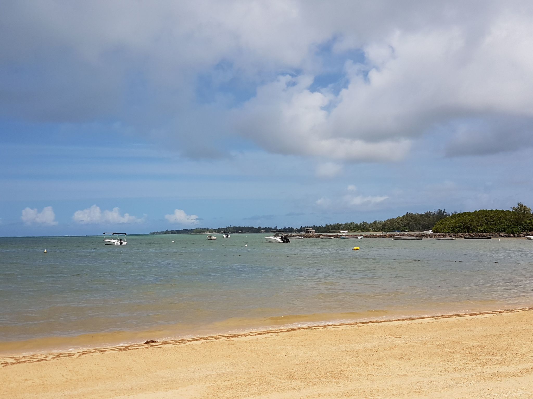 Photo of Wohnung in Rivière Du Rempart mit Gemeinschaftspool
