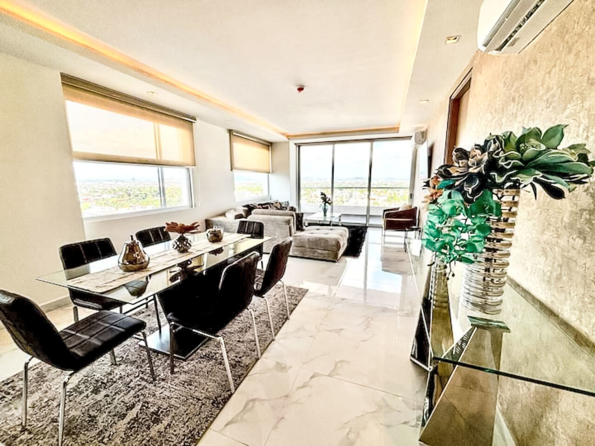 "Depto Mazatlán Golden View", 3-Zimmer-Wohnung 68 m2 im 9. Stock. Wohn-/Esszimmer mit TV. Ausgang zur Terrasse. 1 Zimmer mit 1 Doppelbett. 1 Zimmer mit 1 Doppelbett und TV. Kochnische (Backofen, Gesc..