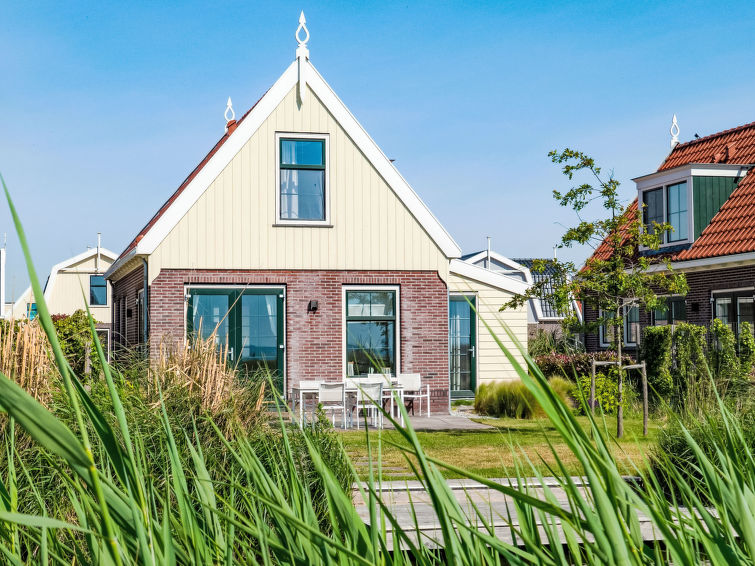 "Florijn 6", bungalow 4-kamers 93 m2 op 2 verdiepingen. Comfortabel ingericht: hal met aparte WC. Woon-/eetkamer met eettafel en Digitale TV. Uitgang naar het terras. 1 2-pers. kamer met 2 bedden. Ope..