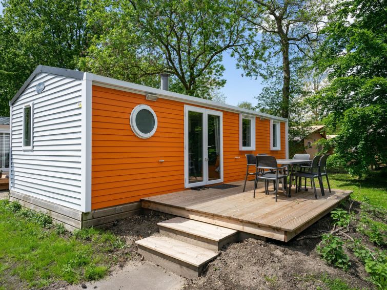 "Berkel 6", 4-Zimmer-Haus 50 m2. Geschmackvoll eingerichtet: Wohn-/Esszimmer mit Esstisch und TV. Ausgang zur Terrasse. 3 Zimmer, jedes Zimmer mit 2 Betten. Offene Küche (4 Flammen, Wasserkocher, Tie..