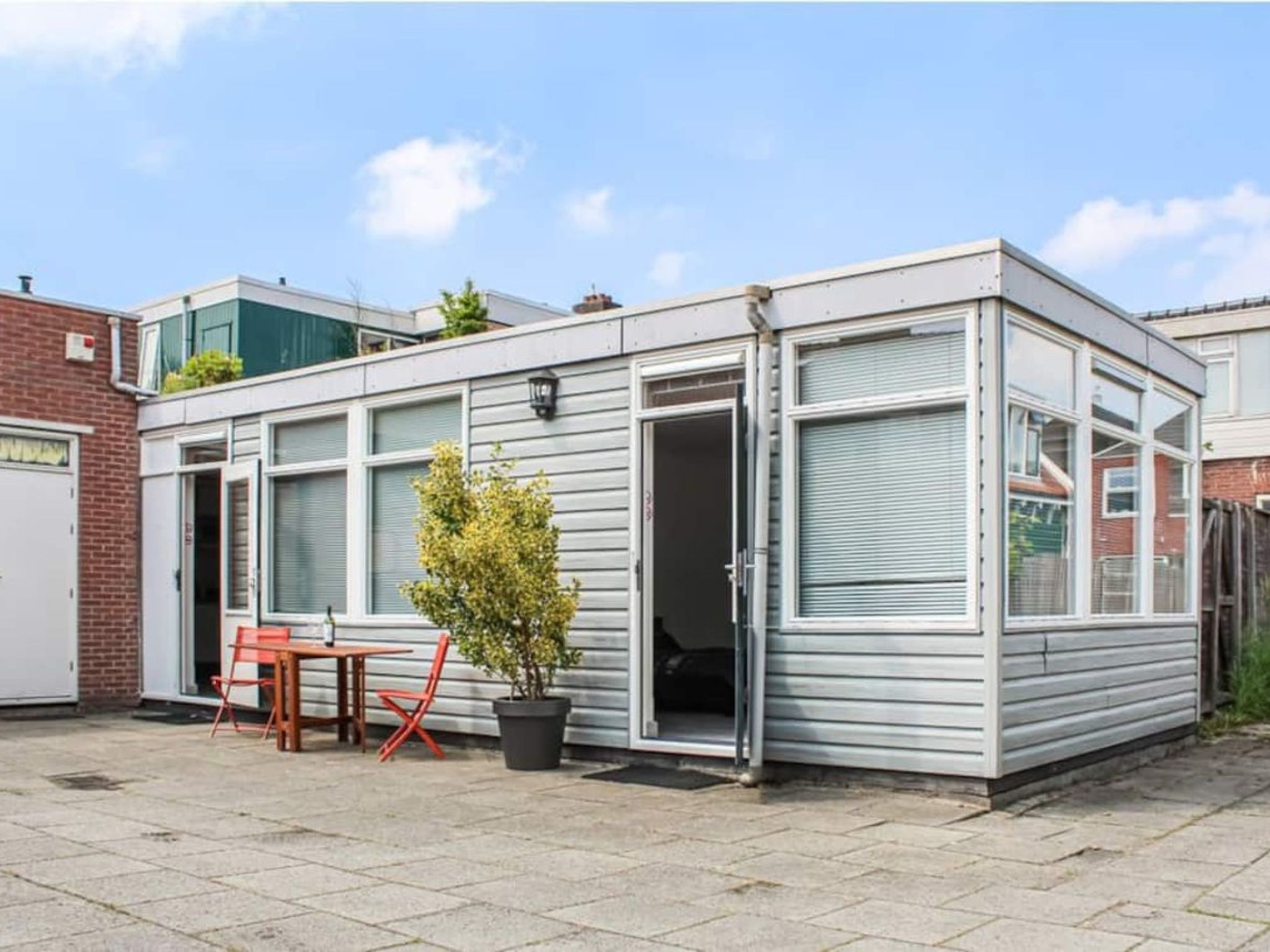 Diese Unterkunft liegt zwischen den typischen grünen Zaanse-Häusern, nur wenige Gehminuten vom Zentrum von Zaandam, eine 10-minütige Fahrradtour von der Zaanse Schans und 12 Minuten vom Stadtzentru..