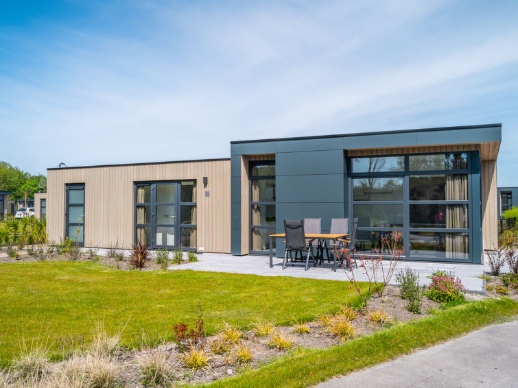 "Cube Maximaal 4", huis 3-kamers. Mooi ingericht: woon-/eetkamer met open haard, eettafel en TV. Uitgang naar het terras. 1 kamer met 1 2-pers bed. 1 kamer met 2 bedden. Kookhoek (4-pits kookplaat, af..