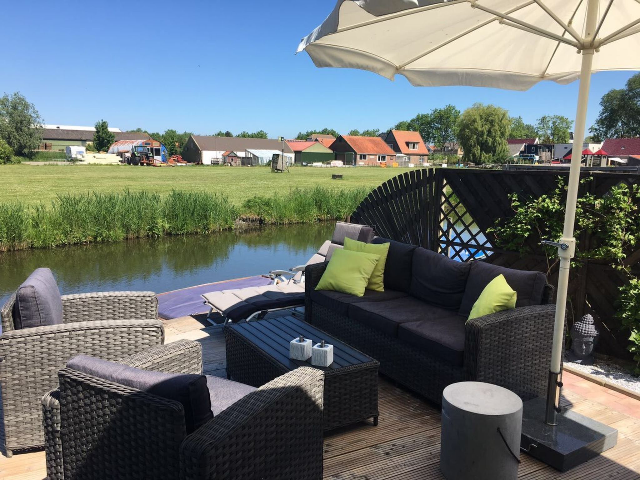 Unser feiner und exklusiver Ferienpark liegt als kleine Halbinsel in Onderdijk, direkt an einem großen See, dem Groote Vliet. Der Ferienpark Vislust ist somit komplett von Wasser umgeben und man erre..