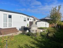 Sfeervol vakantiehuis aan het water in Wervershoof met tuin - thumbnail 1