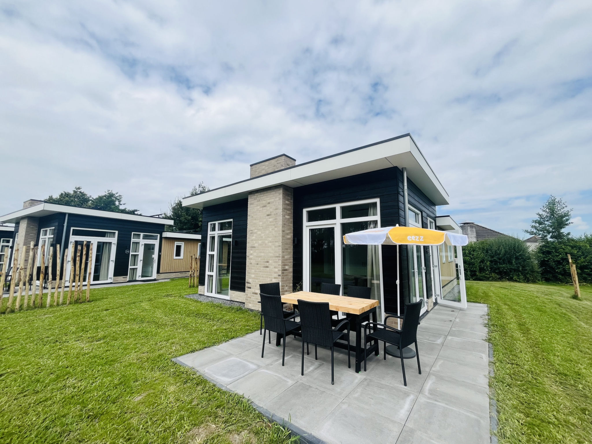 Ontdek een charmante vakantie-bungalow in het schilderachtige dorp Dirkshorn, perfect voor gezinnen en kleine groepen die op zoek zijn naar een rustige ontsnapping. Deze gezellige accommodatie biedt c..