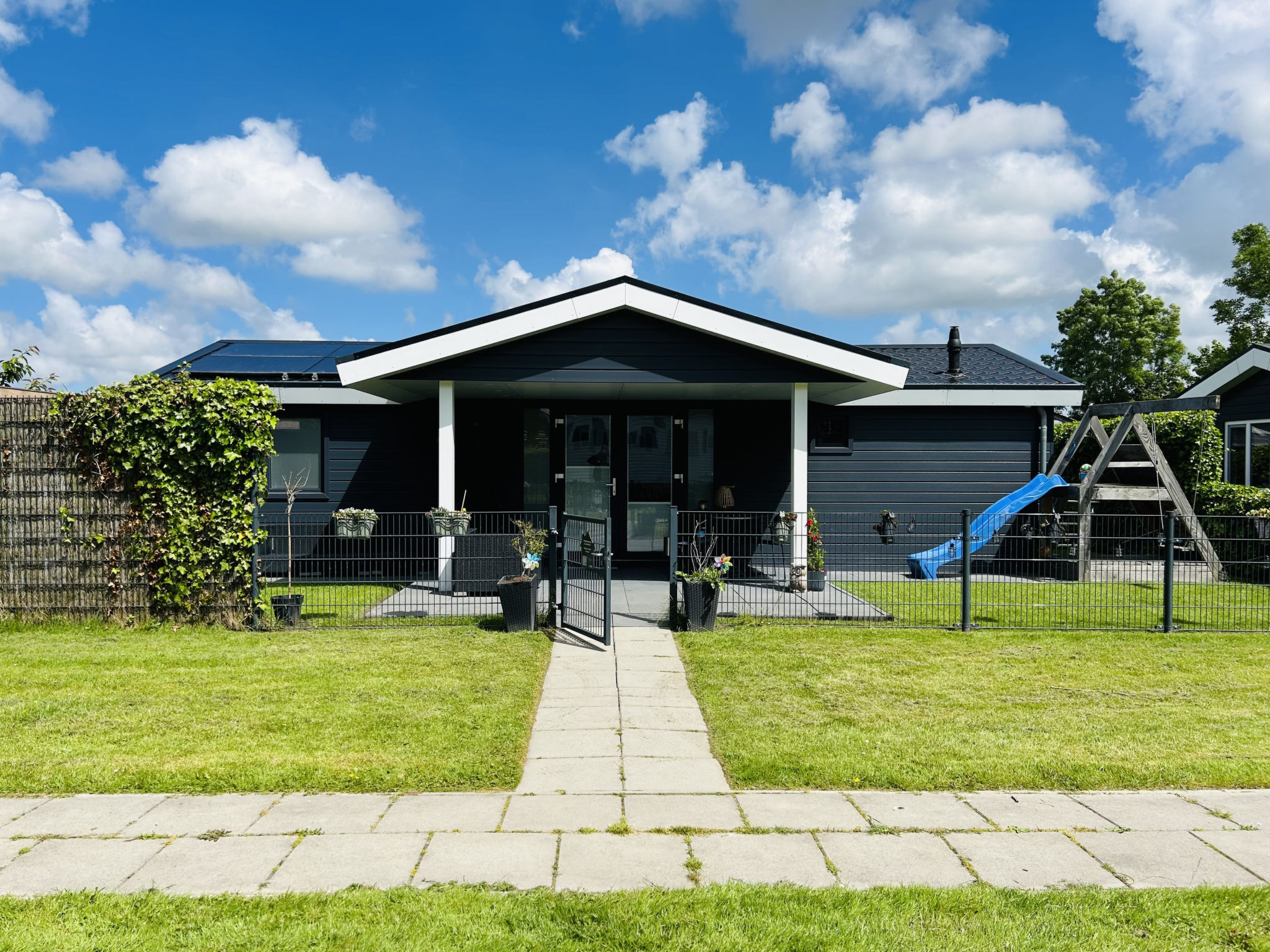 Het bungalow in Dirkshorn heeft 2 slaapkamer(s) en kan gereserveerd worden tot 4 personen.
Tevens heeft u de beschikking over Tuin, Tuinmeubilair, Internet (wifi), Centrale verwarming, Airconditioning..