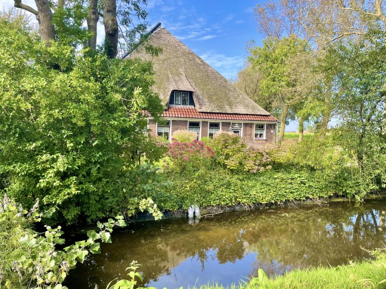 "De Dars", halfvrijstaand huis 6-kamers 150 m2 op 2 verdiepingen. Comfortabel en gezellig ingericht: hal. 2 kamers, elke kamer heeft 2 bedden. 1 kamer met 2 bedden en wastafel. Bad/douche/WC. Verwarmi..