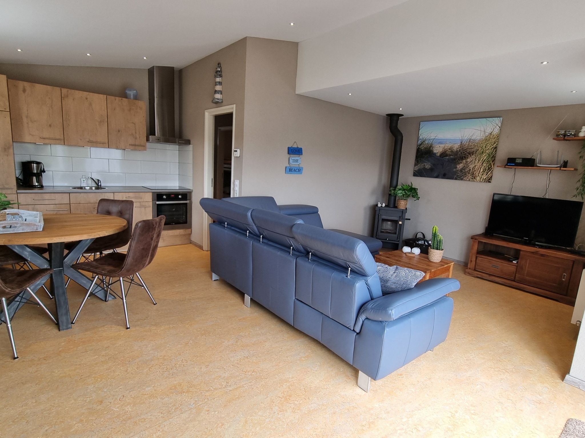 Der Bungalow befindet sich auf einem sehr ruhigen Ferienpark mit ca. 70 Häusern. Der Park liegt ca. 900 Meter vom Strand und vom Zentrum entfernt.

Das Haus verfügt über ein Wohn-/Esszimmer mit Kü..