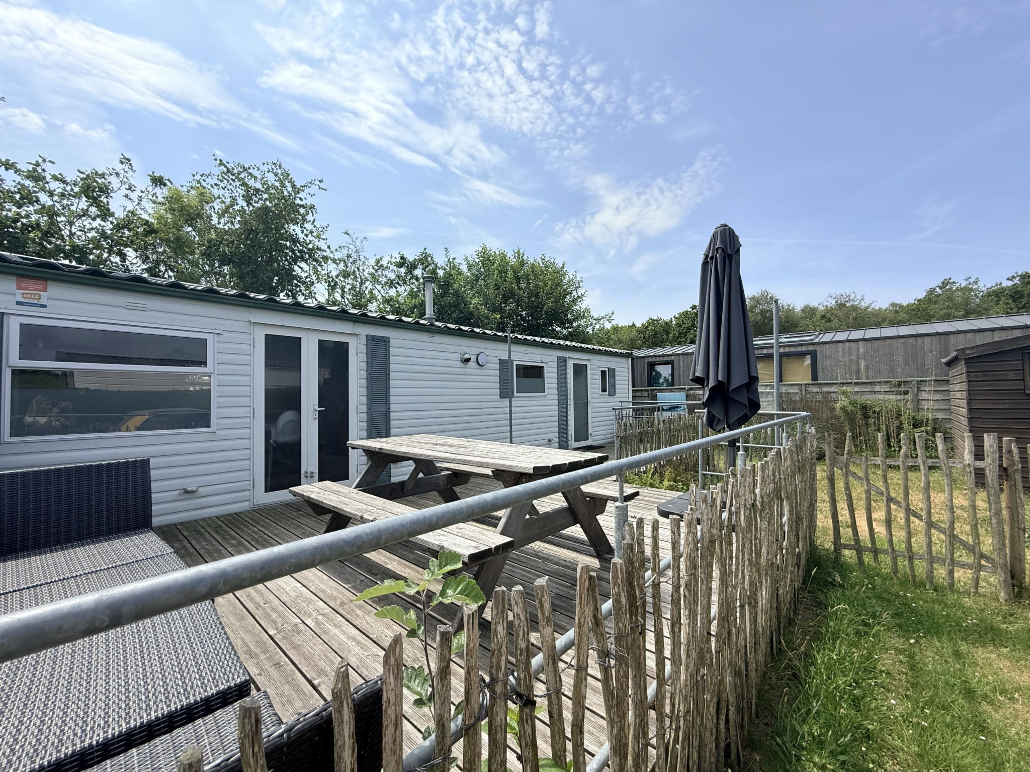 "Vakantiepark de Nollen - L002", chalet 2-kamers 45 m2, op de begane grond. Het objekt is geschikt voor 4 volwassenen. 1 kamer met 1 2-pers bed en TV. 1 kamer met 2 bedden. Open keuken (oven, Gasfornu..