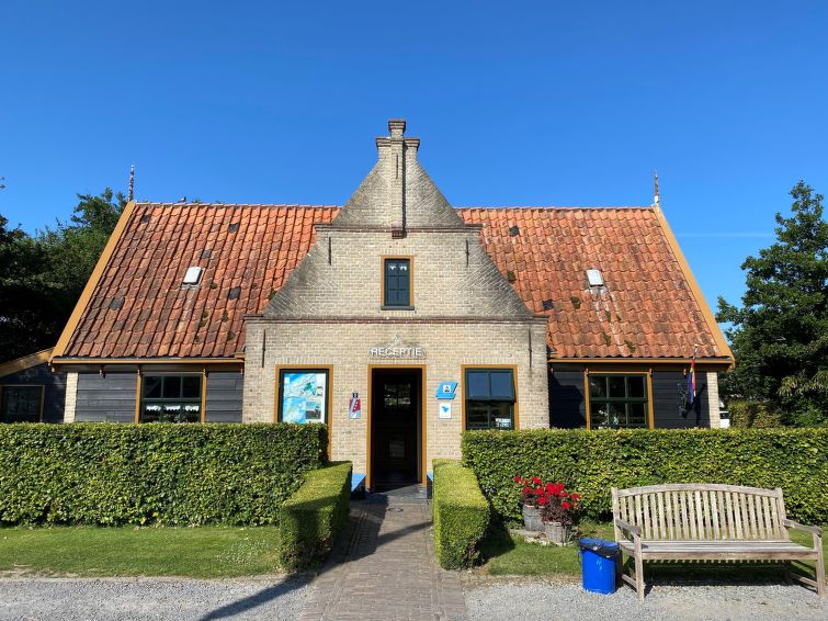 "Wiringhervilla 17", huis 3-kamers 100 m2. Afgeschuinde daken, comfortabel ingericht: hal met aparte WC. Woonkamer met Sat-TV, stereo-installatie en DVD. Uitgang naar de tuin. Slaapnis. Open keuken (a..