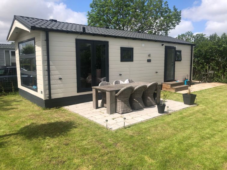 "Wiringher Chalet 71", chalet 3-kamers 40 m2. Comfortabel ingericht: woon-/eetkamer met eettafel en Sat-TV. Uitgang naar het terras. 1 kamer met 1 2-pers bed (1 x 160 cm, lengte 200 cm). 1 kamer met 2..