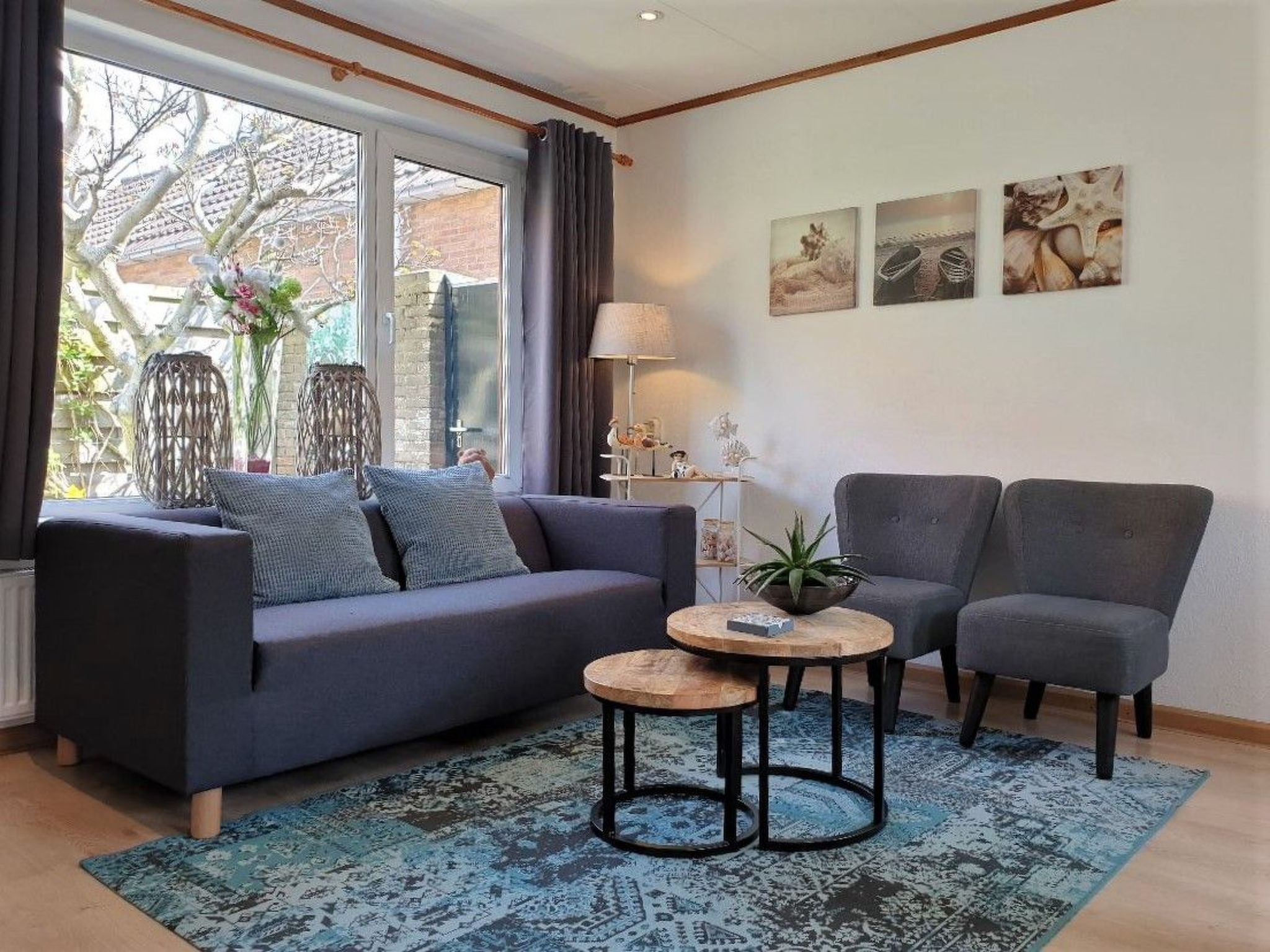 Das Ferienhaus ist voll möbliert und besteht aus einer Eingangshalle mit Dusche und WC, einem gemütlichen Wohnzimmer, einer separaten Küche und im Obergeschoss 2 Schlafzimmern.

Das Sommerhaus ist ..