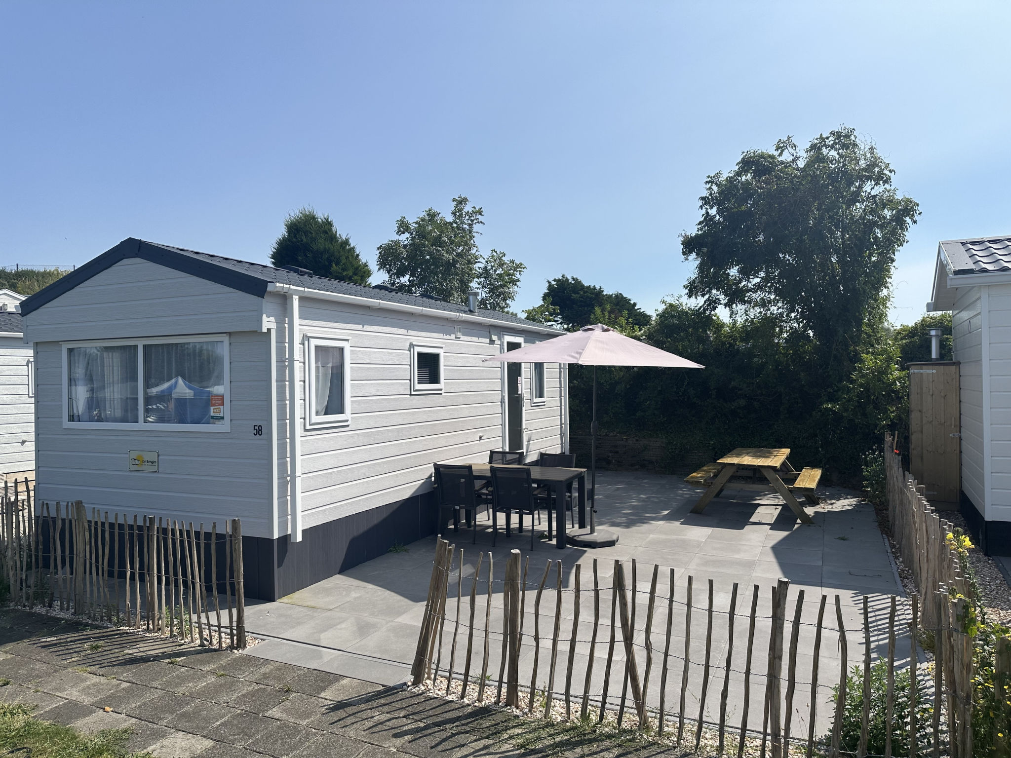 Ontdek een gezellige tweeslaapkamer retraite in het charmante kuststadje IJmuiden, perfect voor kleine gezinnen of vriendengroepen die op zoek zijn naar een ontspannen vakantie. Deze compacte 26 vierk..