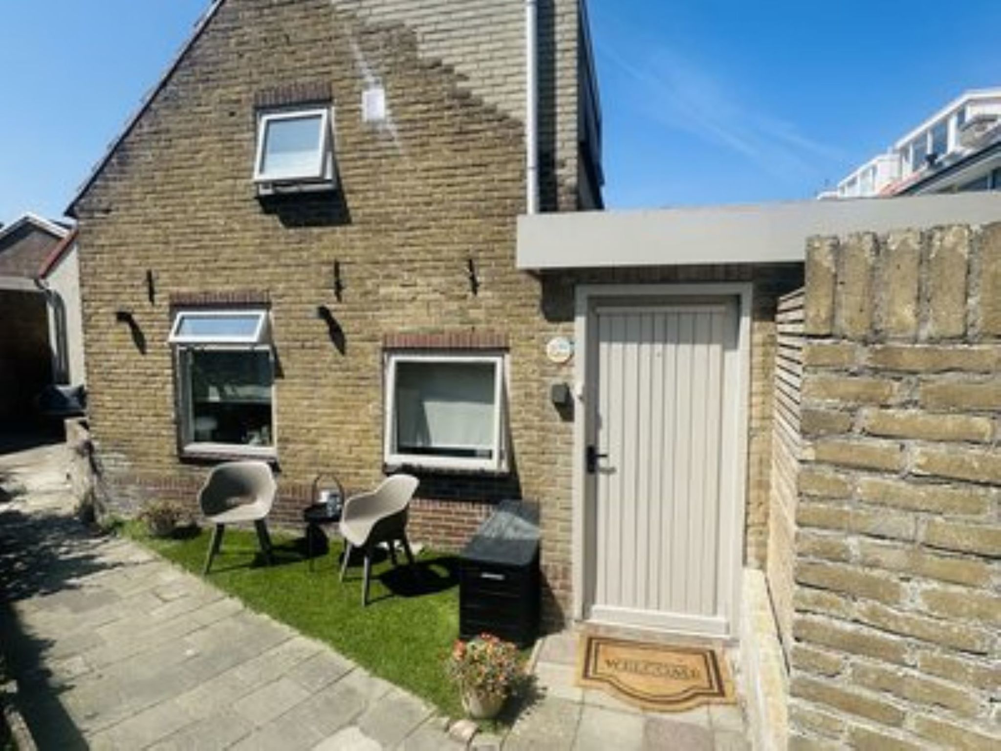 "Tiny House QuDi", 2-Zimmer-Haus 30 m2. Objekt geeignet für 2 Erwachsene + 2 Kinder. Komfortabel und gemütlich eingerichtet: kleines Wohn-/Schlafzimmer mit 1 Doppeldiwanbett, Esstisch und Flachbilds..