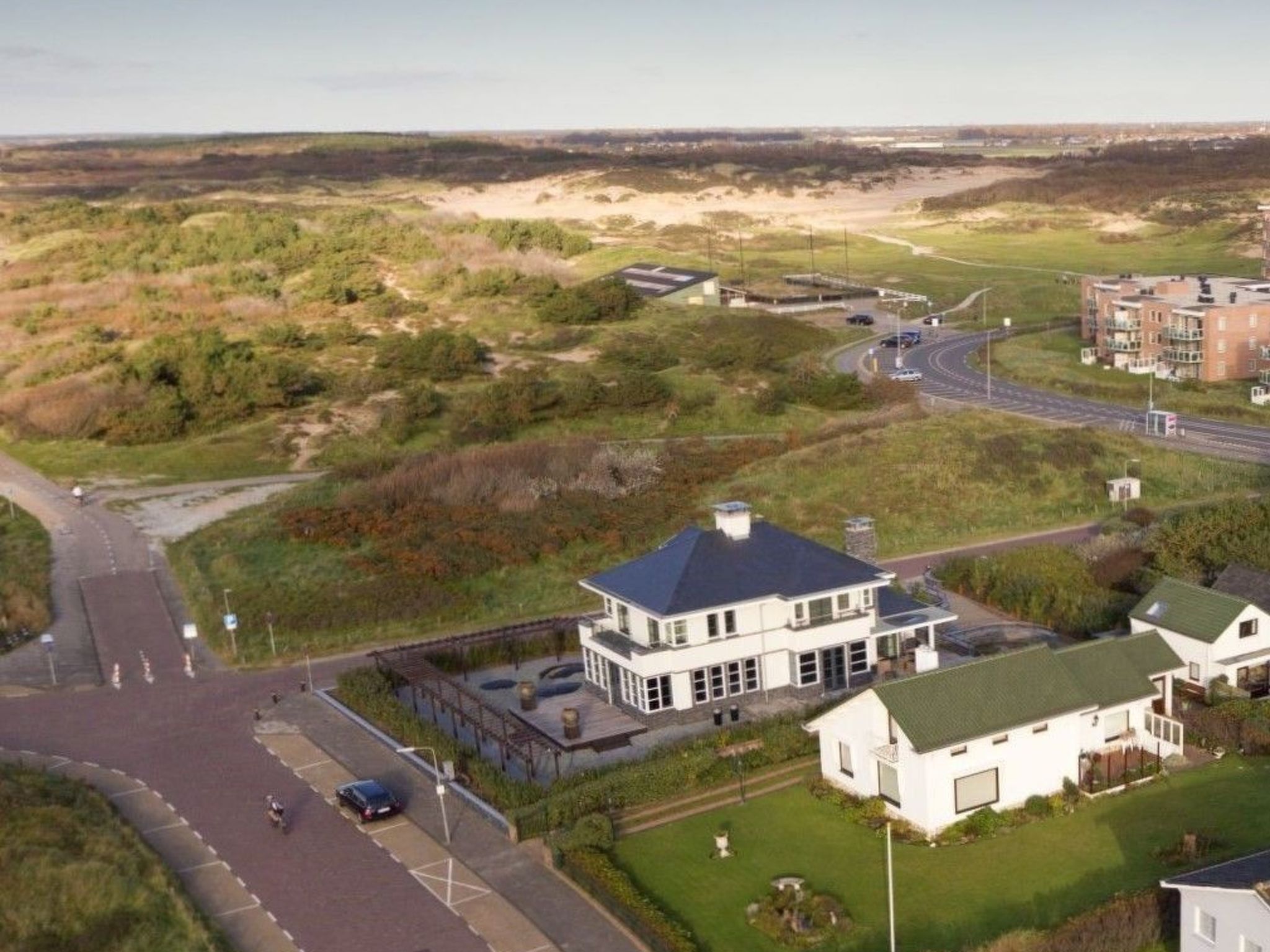 Das Ferienhaus liegt in den Noordduinen in Noordwijk aan Zee 200 Meter vom Strand entfernt und in der Nähe der Dünen mit schönen Wander- und Fahrradrouten....

Der Garten verfügt über einen separ..