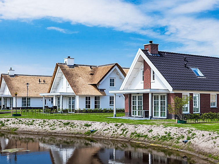 "Alk 6", 4-Zimmer-Villa 160 m2. Geräumig, komfortabel eingerichtet: Eingang mit sep. WC. Wohn-/Esszimmer mit Esstisch, TV und Internationale TV-Sender (Flachbildschirm). Ausgang zur Terrasse. 1 Doppe..