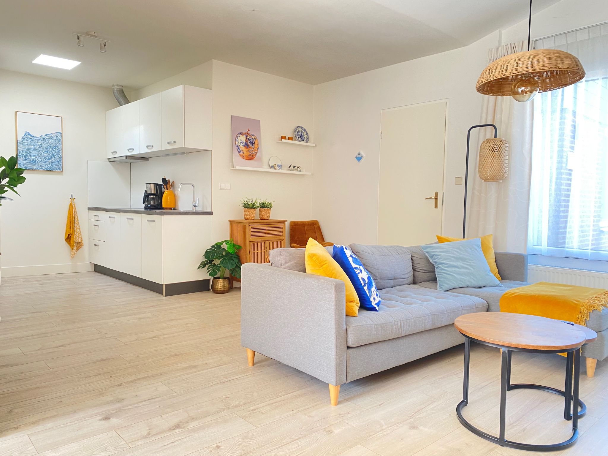 "Happy House", halfvrijstaand huis 4-kamers 65 m2, op de begane grond. Het objekt is geschikt voor 4 volwassenen + 2 kinderen. Gezellig ingericht: woon-/eetkamer met eettafel en TV. Uitgang naar de tu..